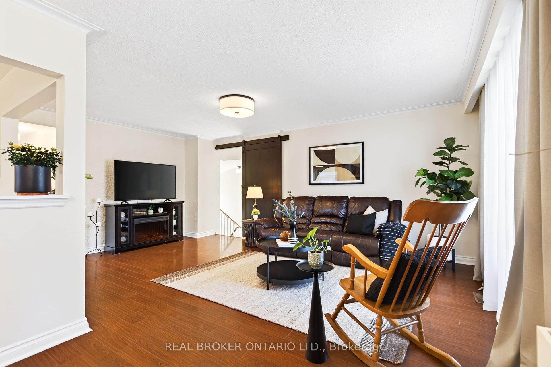 Photo 8 of 302 Delrex Boulevard, Halton Hills, Georgetown — HOMEH