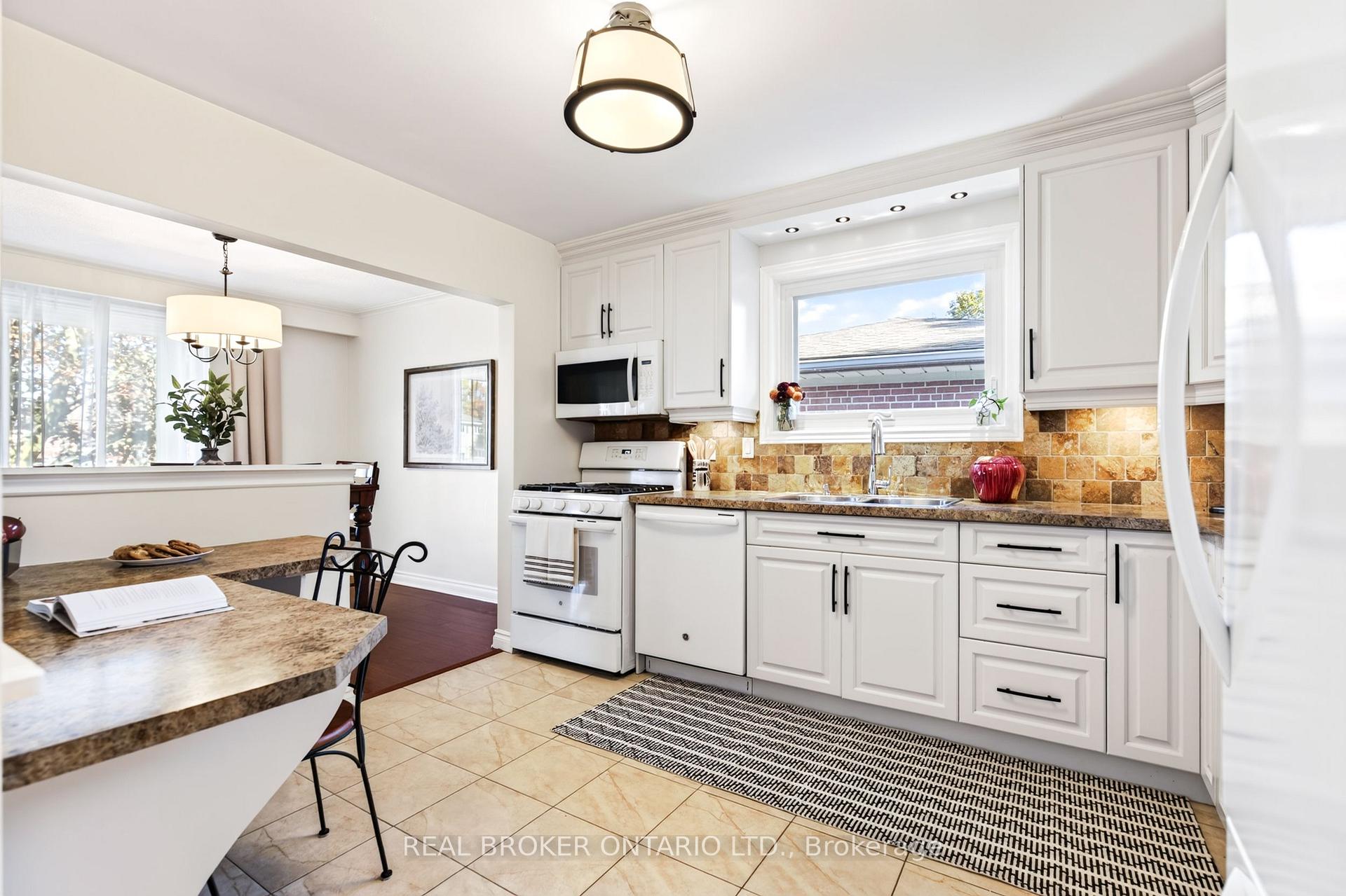 Photo 11 of 302 Delrex Boulevard, Halton Hills, Georgetown — HOMEH