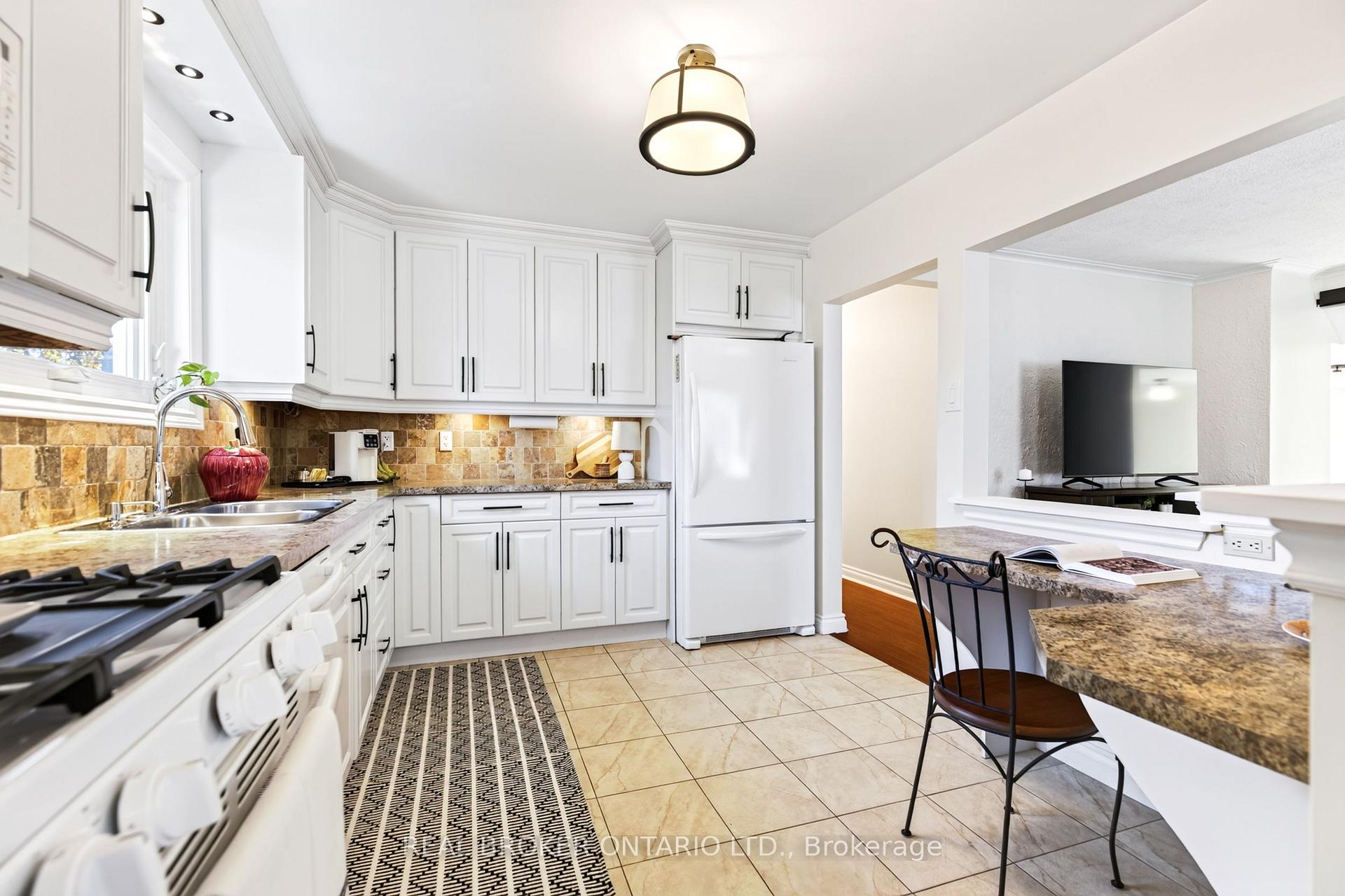 Photo 12 of 302 Delrex Boulevard, Halton Hills, Georgetown — HOMEH