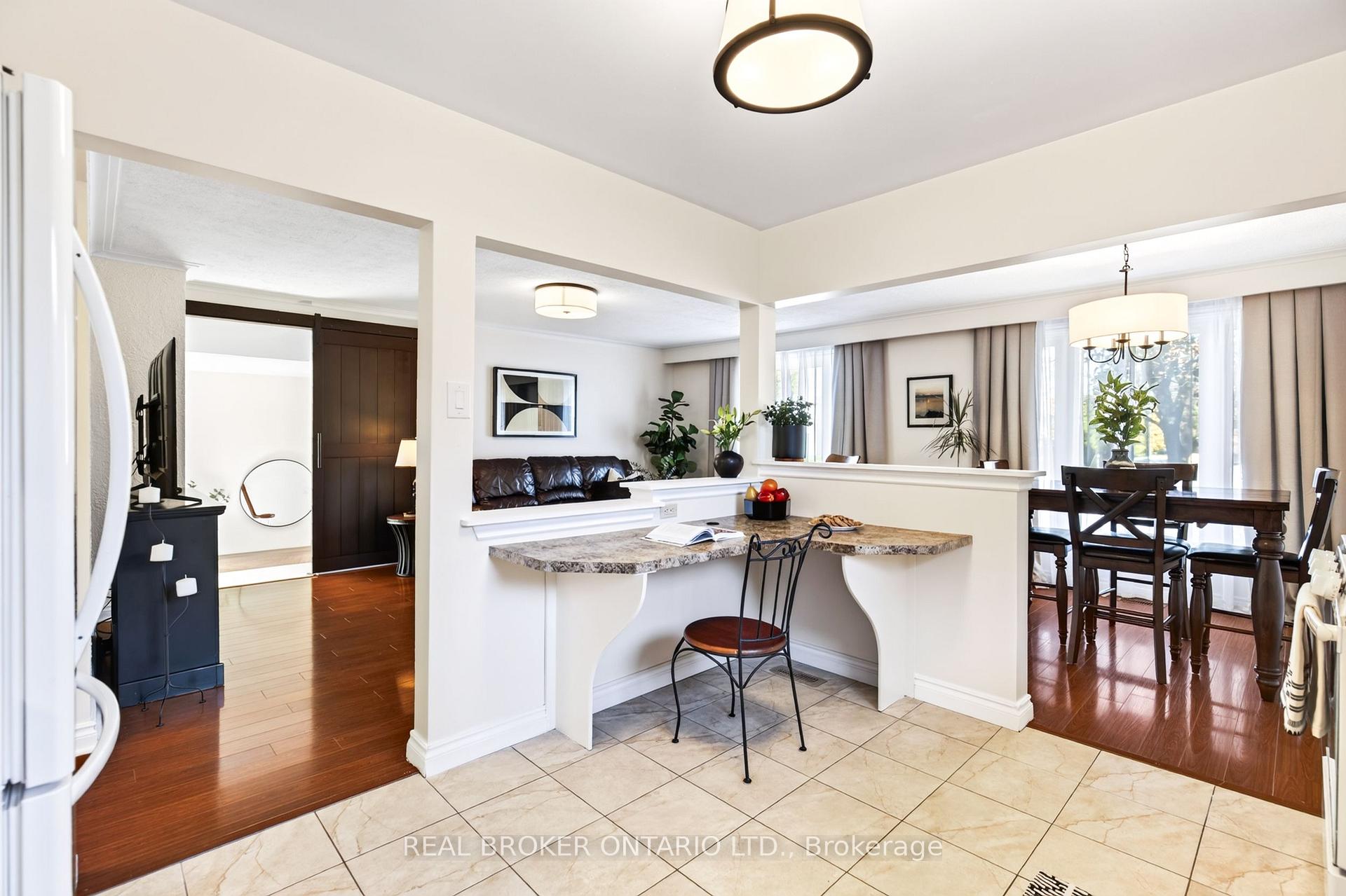 Photo 14 of 302 Delrex Boulevard, Halton Hills, Georgetown — HOMEH