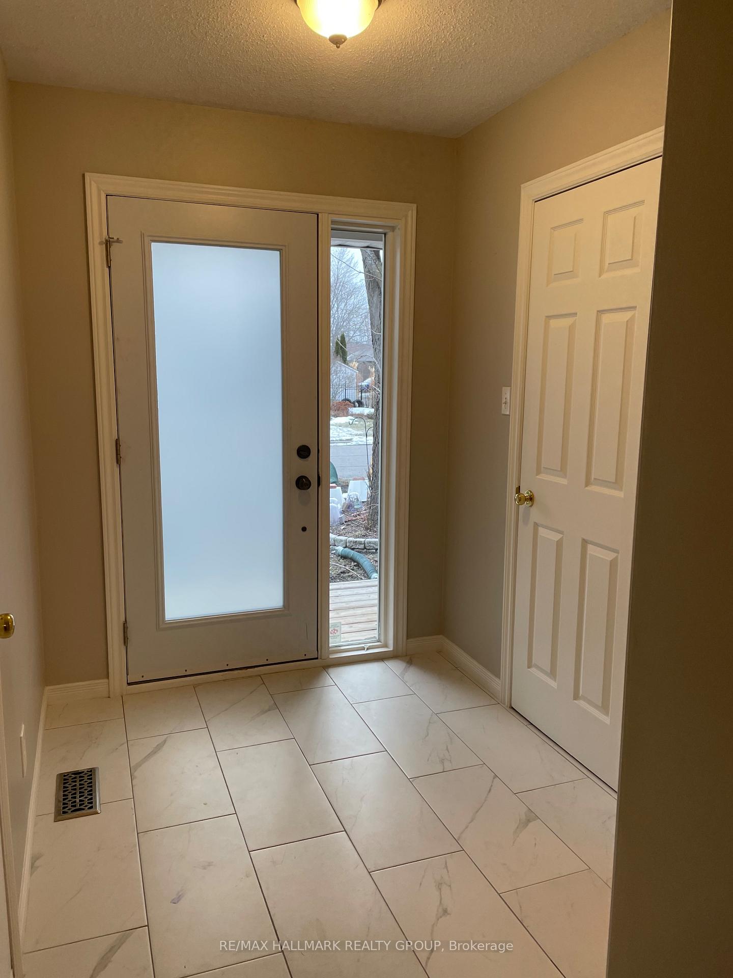 Photo 2 of 2203 Saturn Crescent, Ottawa, Fallingbrook/Gardenway South — HOMEH