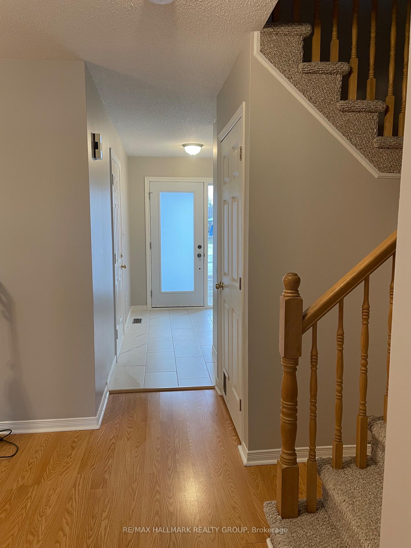 Photo 6 of 2203 Saturn Crescent, Ottawa, Fallingbrook/Gardenway South — HOMEH