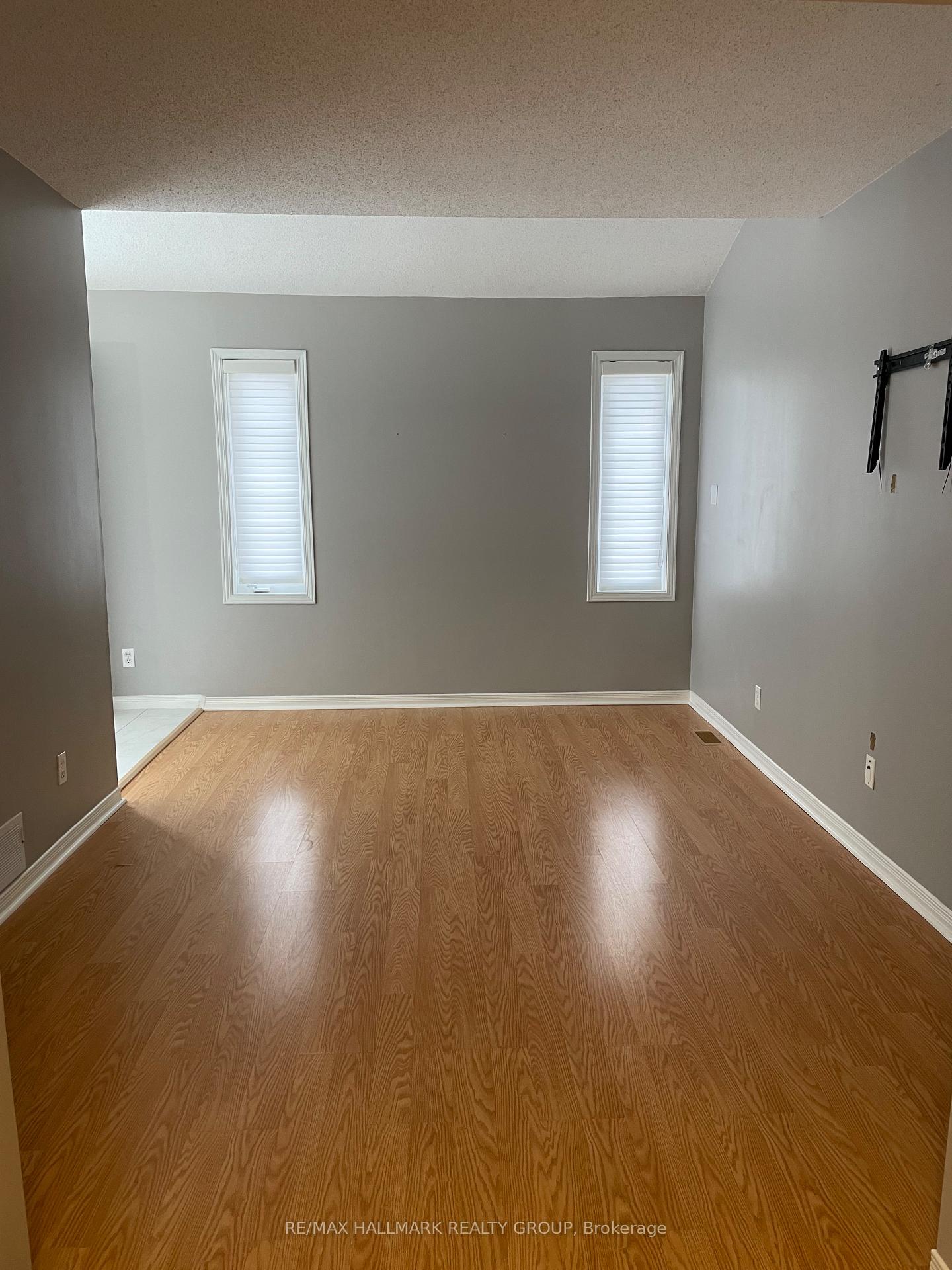 Photo 8 of 2203 Saturn Crescent, Ottawa, Fallingbrook/Gardenway South — HOMEH