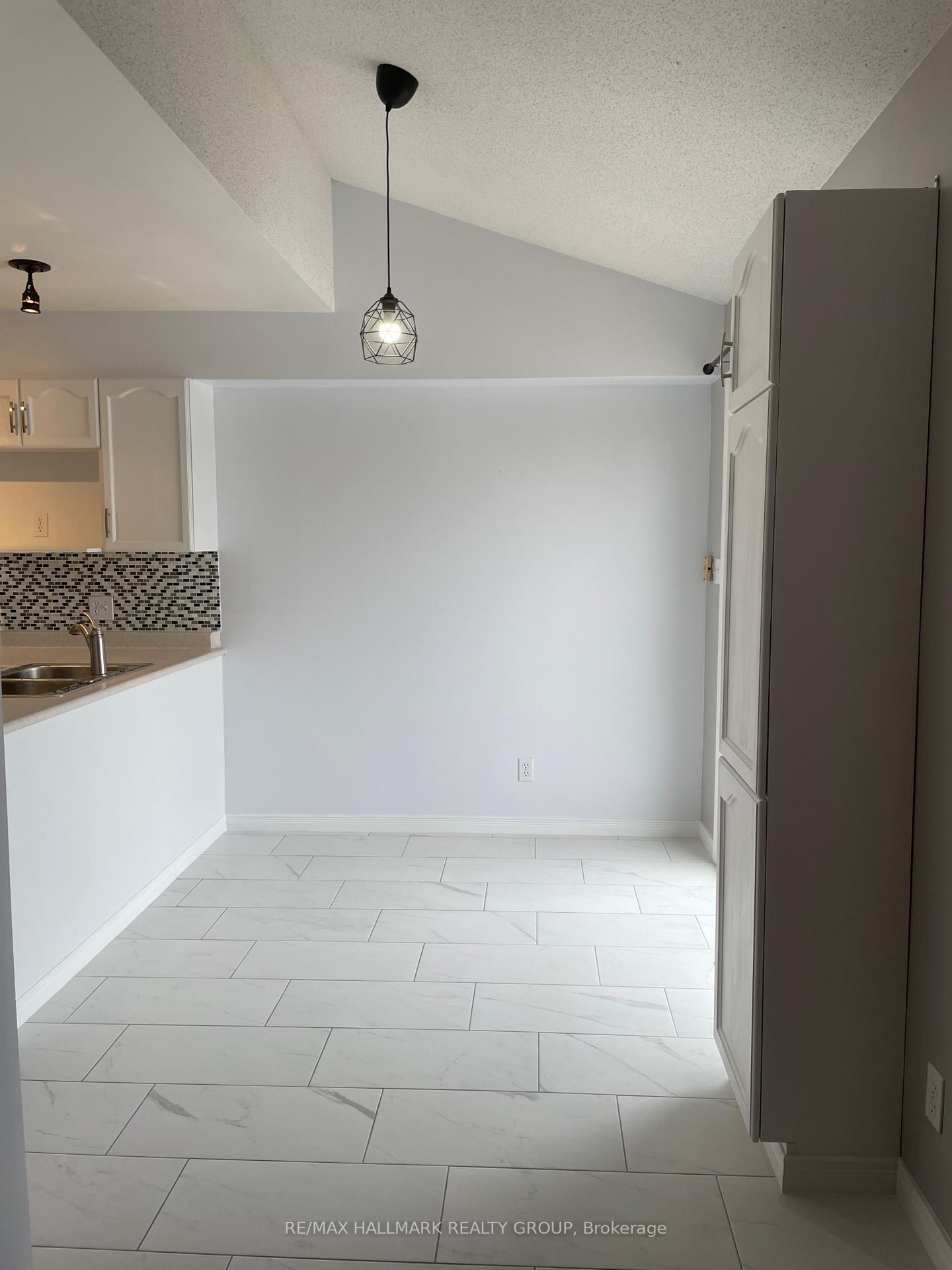 Photo 9 of 2203 Saturn Crescent, Ottawa, Fallingbrook/Gardenway South — HOMEH
