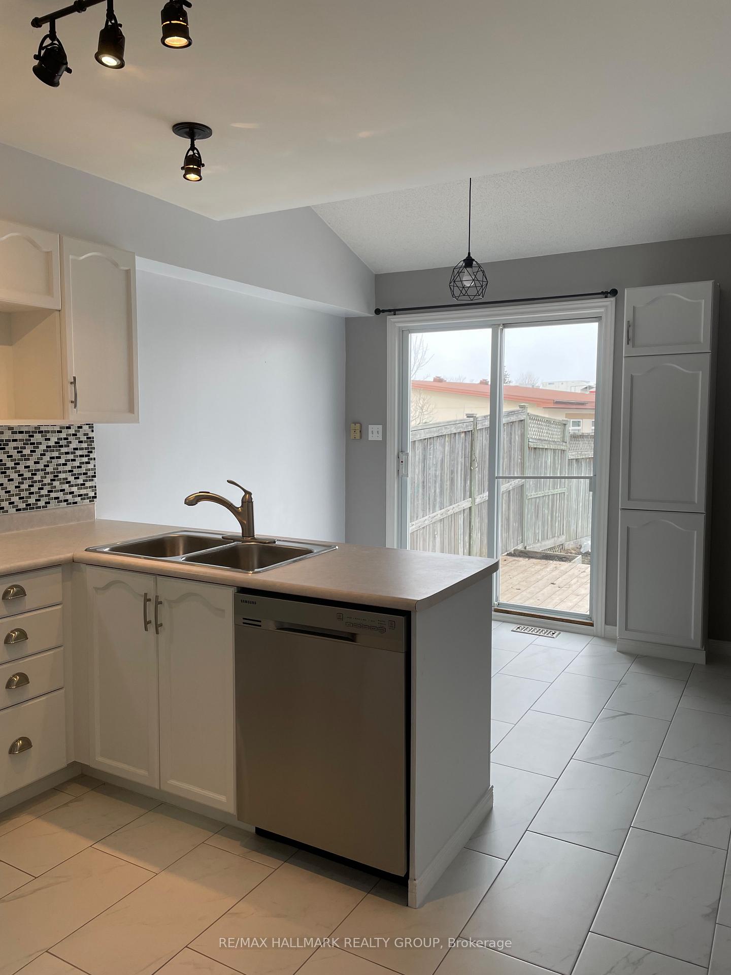 Photo 10 of 2203 Saturn Crescent, Ottawa, Fallingbrook/Gardenway South — HOMEH
