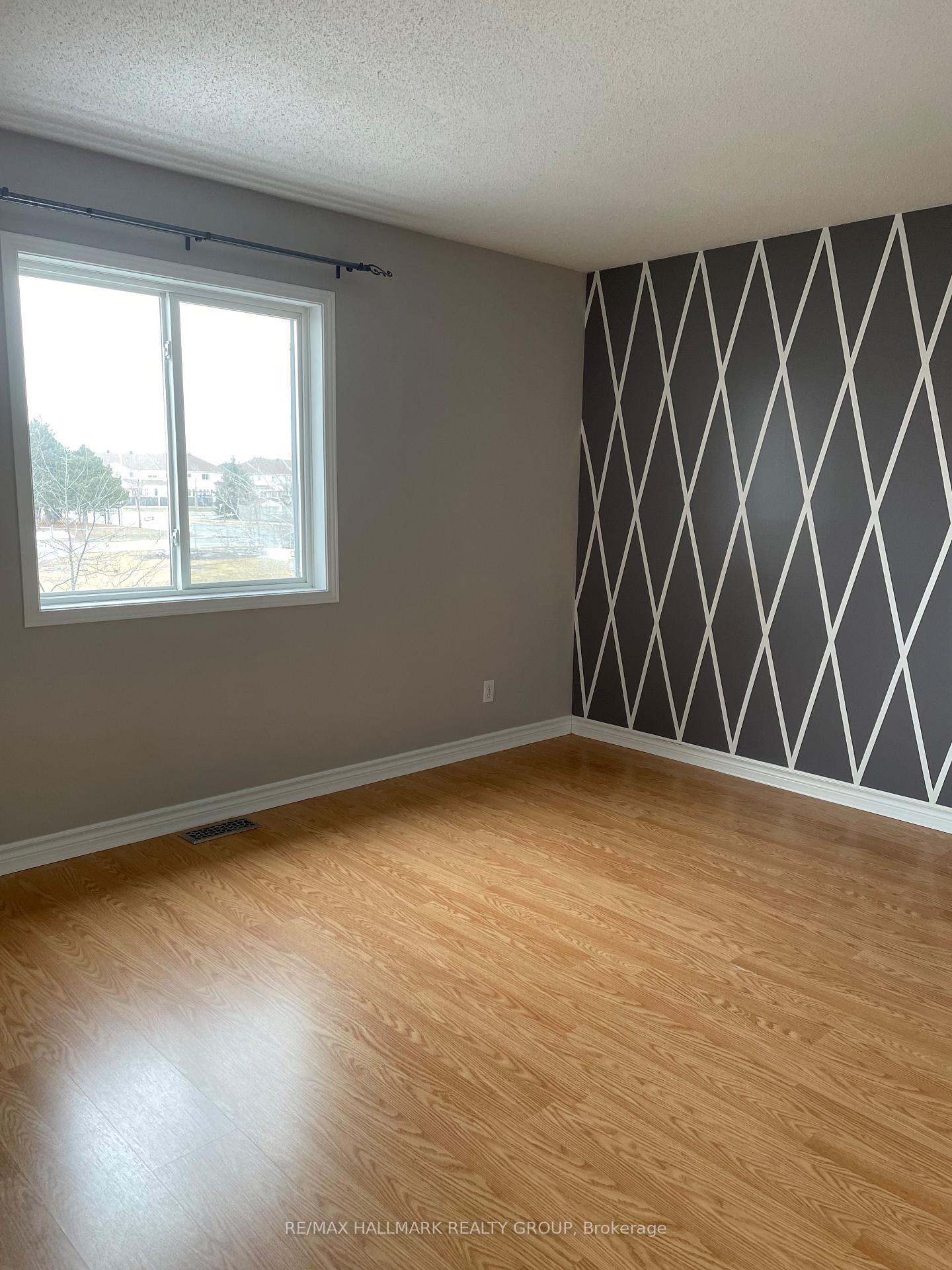 Photo 14 of 2203 Saturn Crescent, Ottawa, Fallingbrook/Gardenway South — HOMEH
