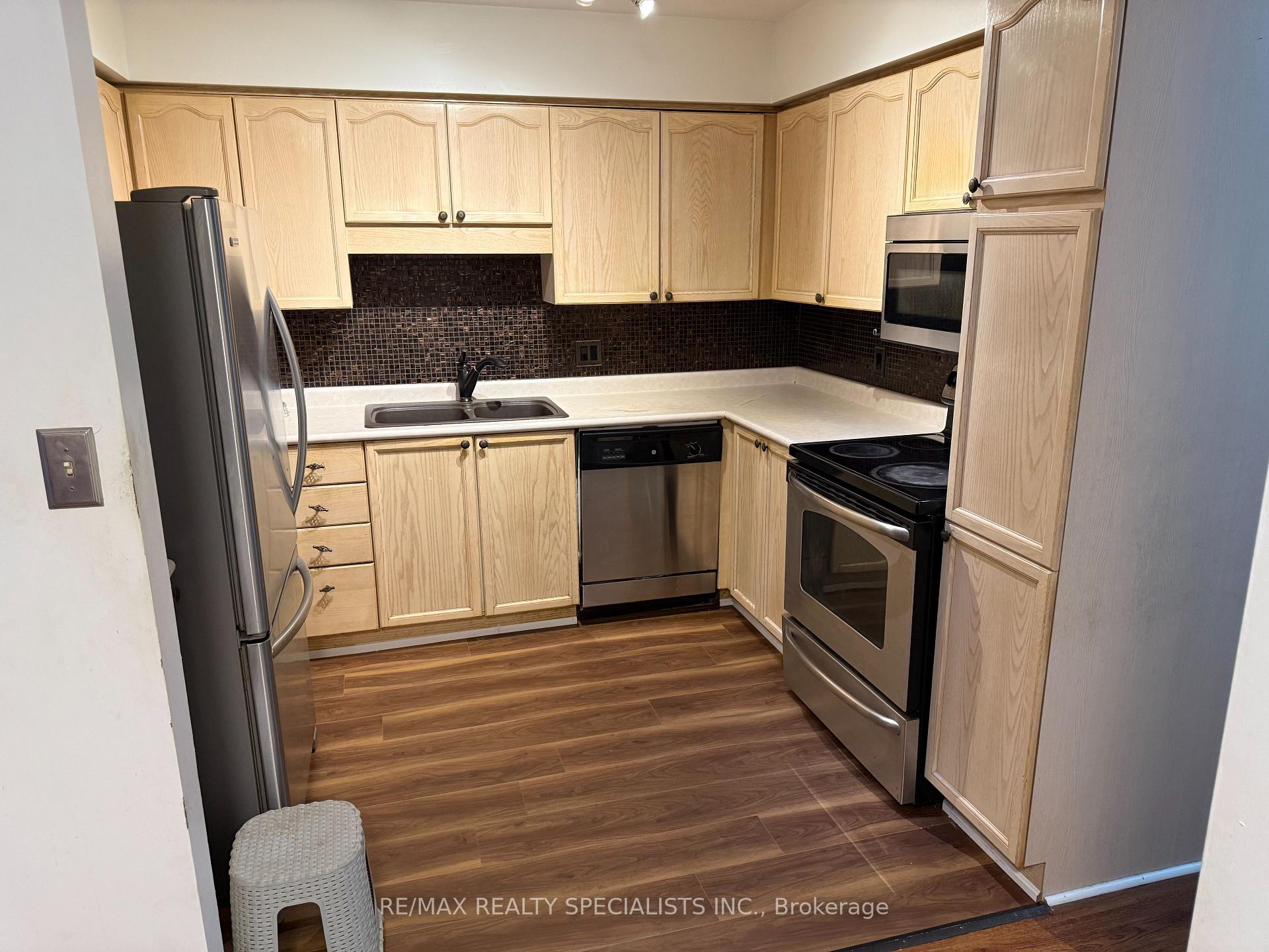 Photo 8 of Unit 208, 2 Walnut Street, St. Catharines, Oakdale — HOMEH