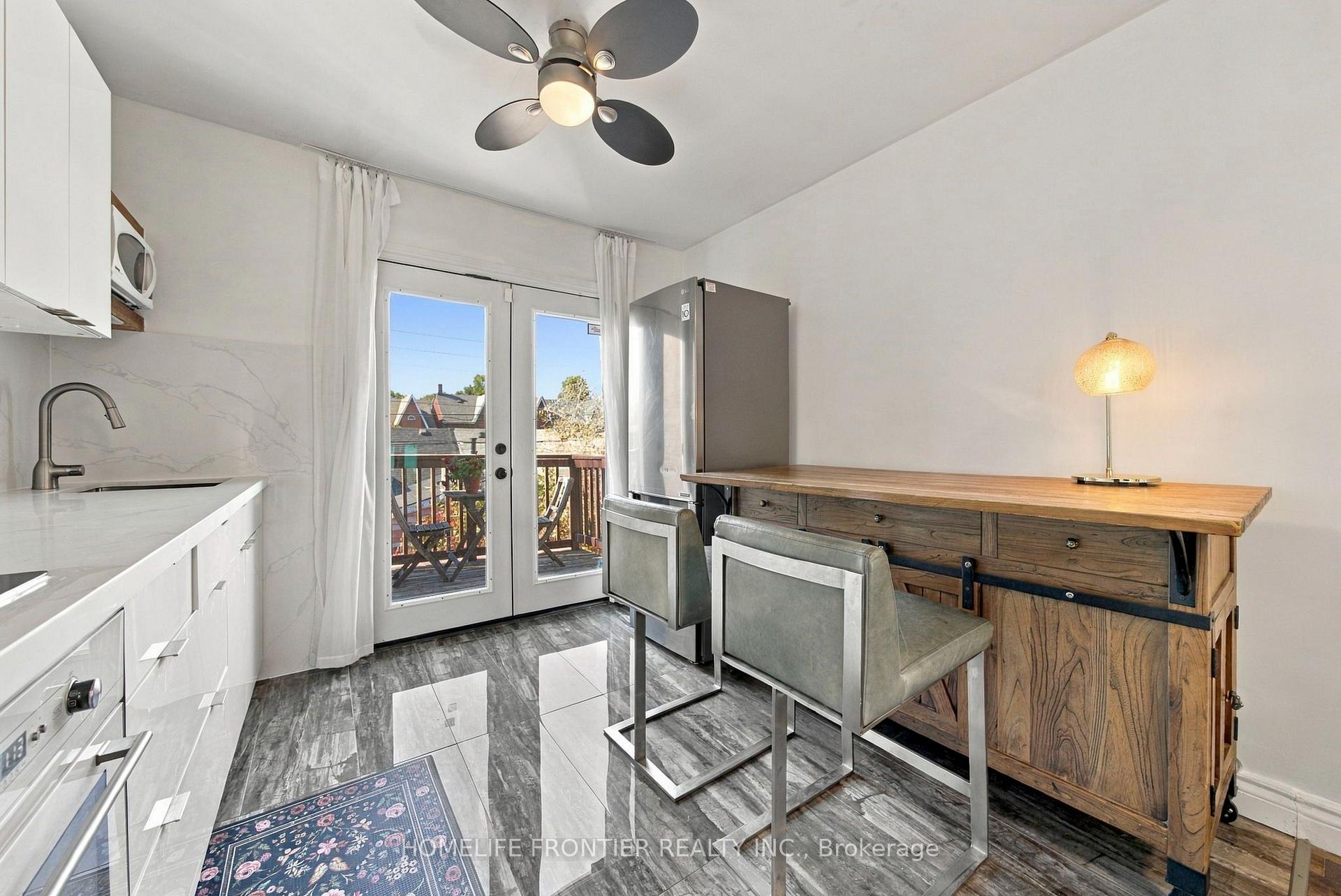 Photo 15 of Unit Upper, 122 Manning Avenue, Toronto, Trinity-Bellwoods — HOMEH