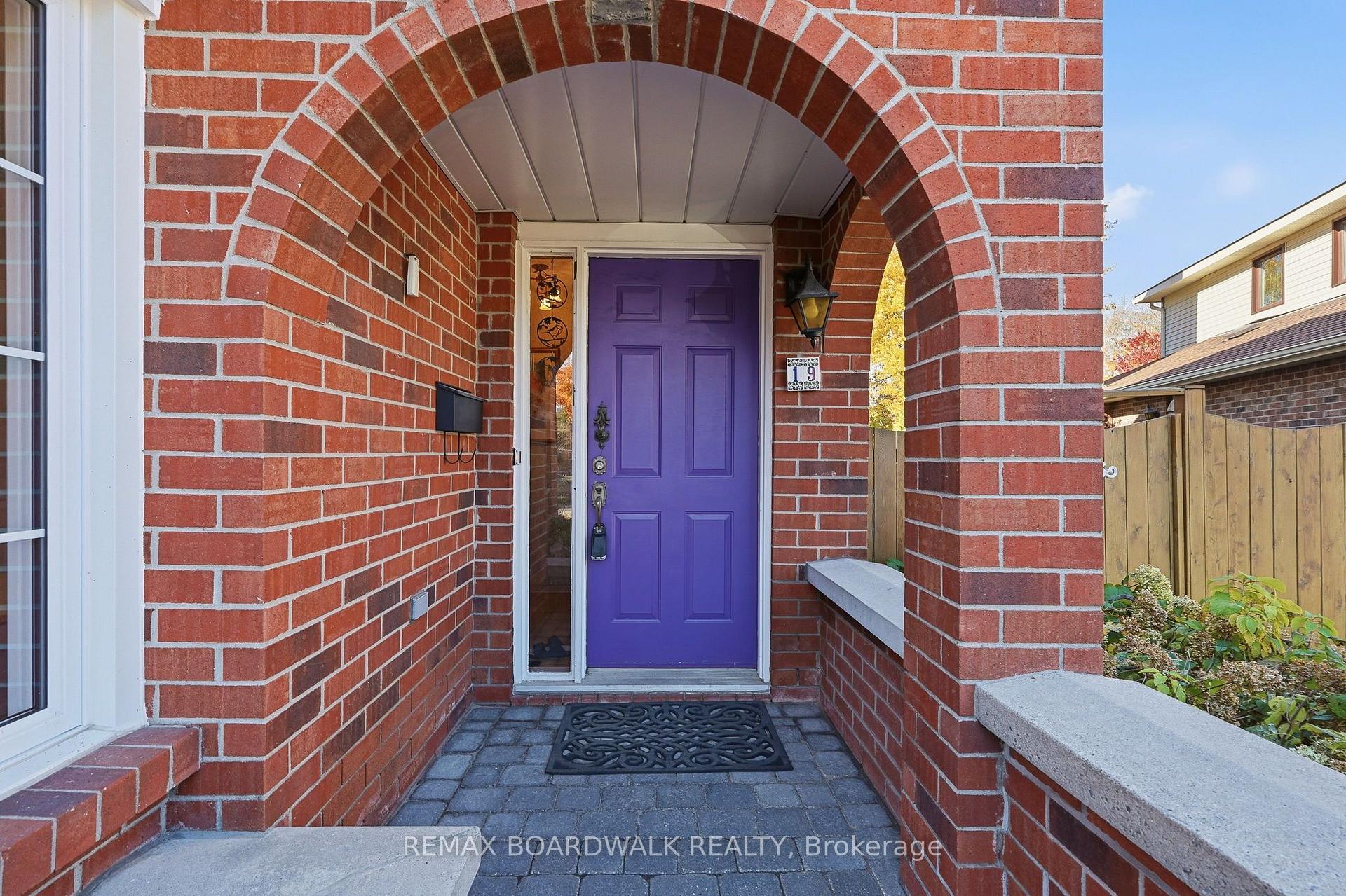 Photo 4 of 19 Cullen Court, Ottawa, Manordale — HOMEH