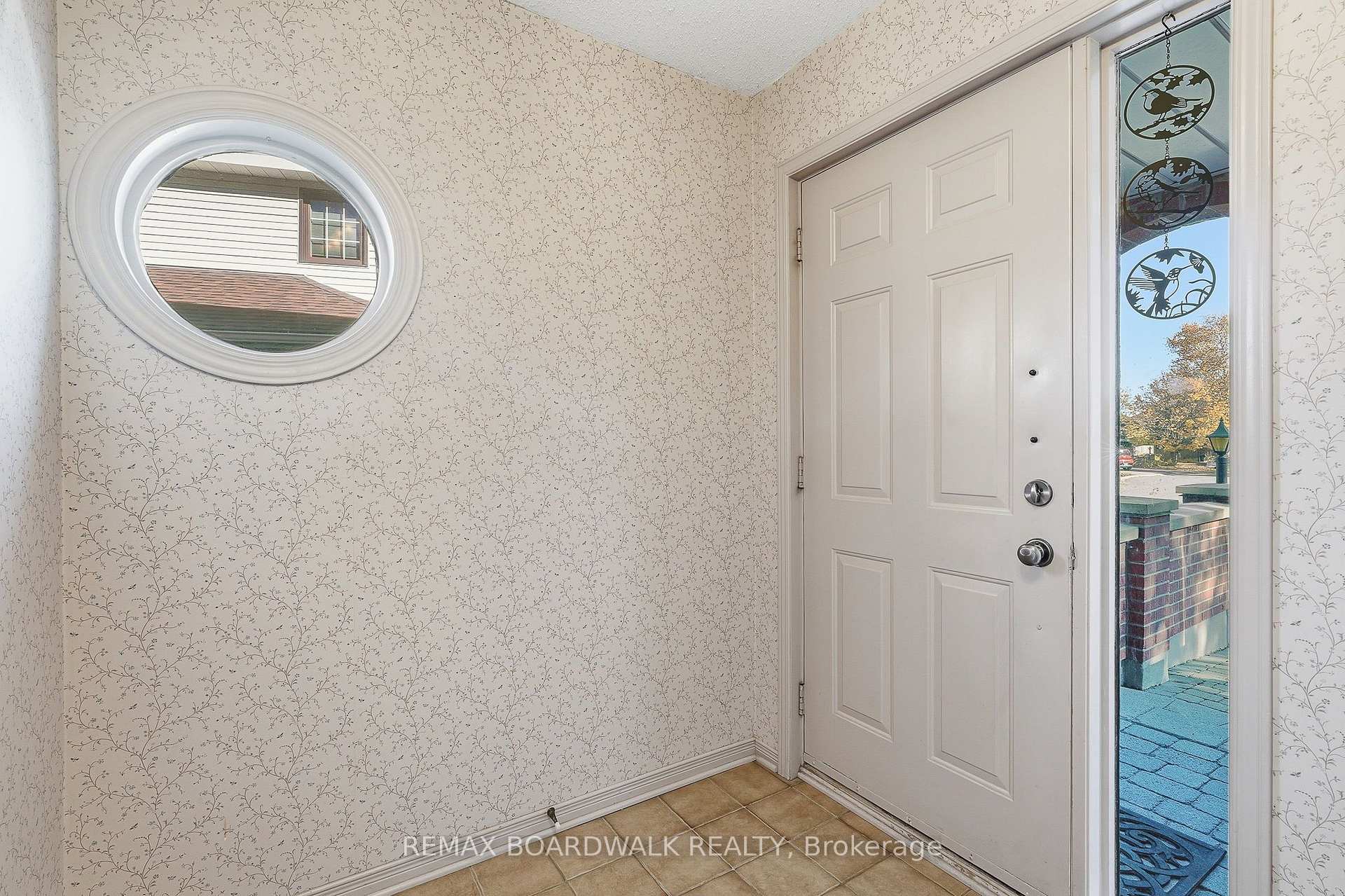 Photo 5 of 19 Cullen Court, Ottawa, Manordale — HOMEH