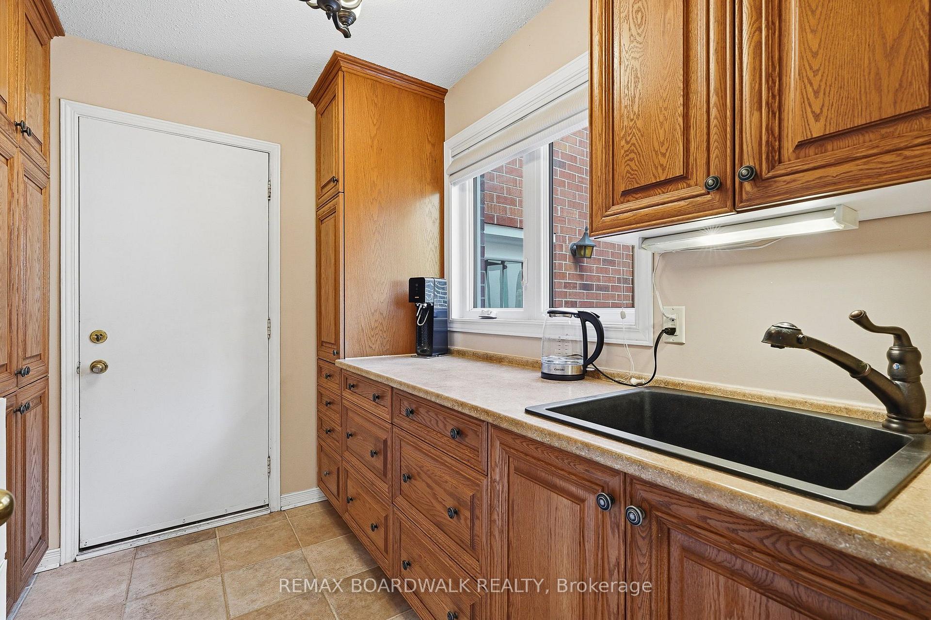 Photo 12 of 19 Cullen Court, Ottawa, Manordale — HOMEH