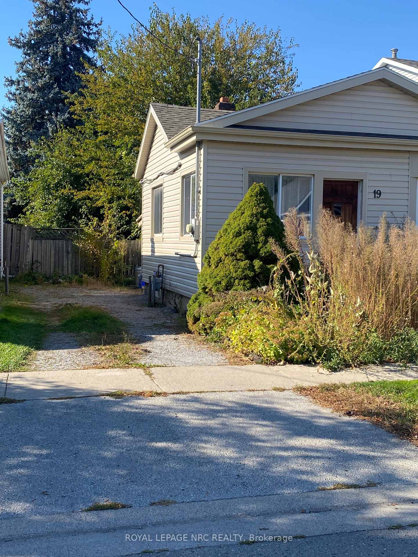 Photo 2 of 19 Margery Avenue, St. Catharines, Haig — HOMEH