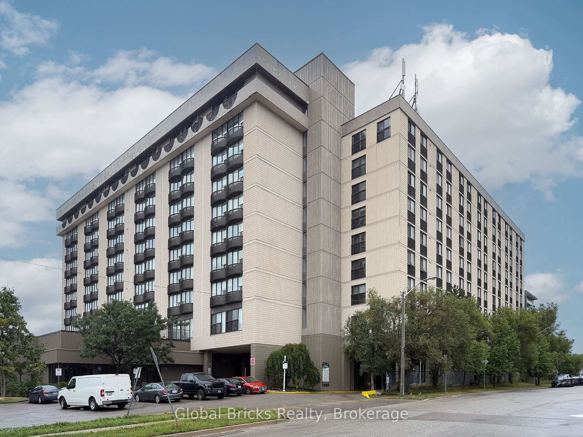 Front of Unit 901, 2737 Keele Street