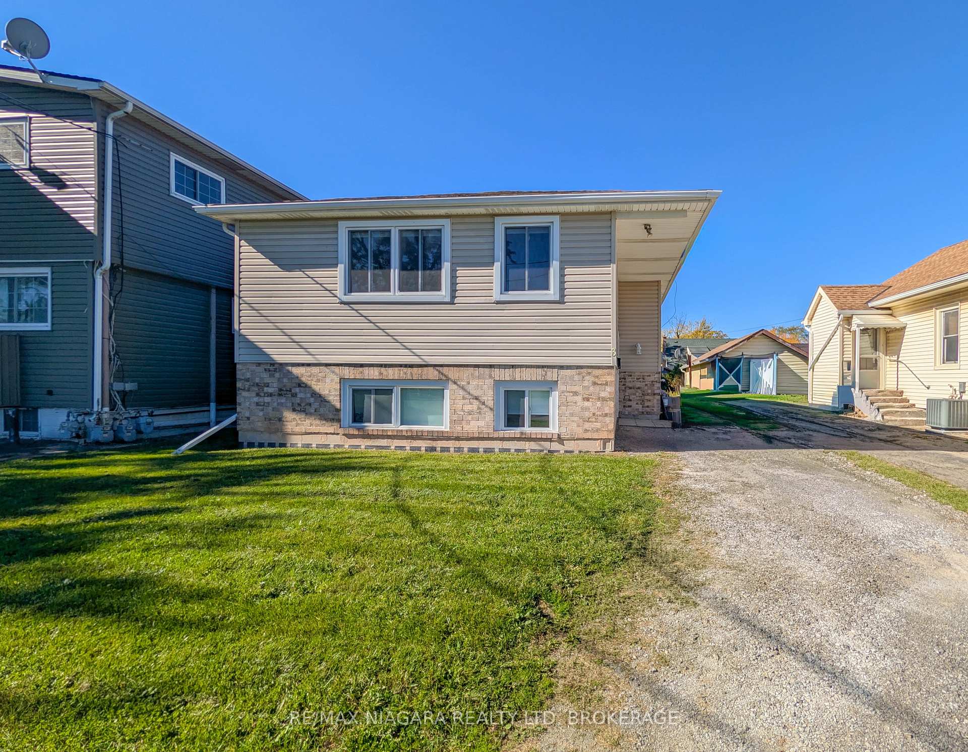 Photo 2 of 3 Klines Avenue, Welland, Broadway — HOMEH