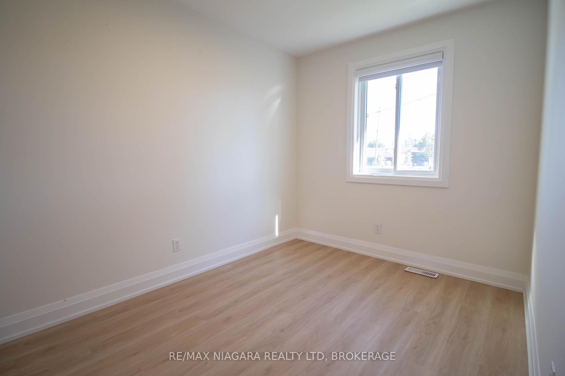 Photo 8 of 3 Klines Avenue, Welland, Broadway — HOMEH