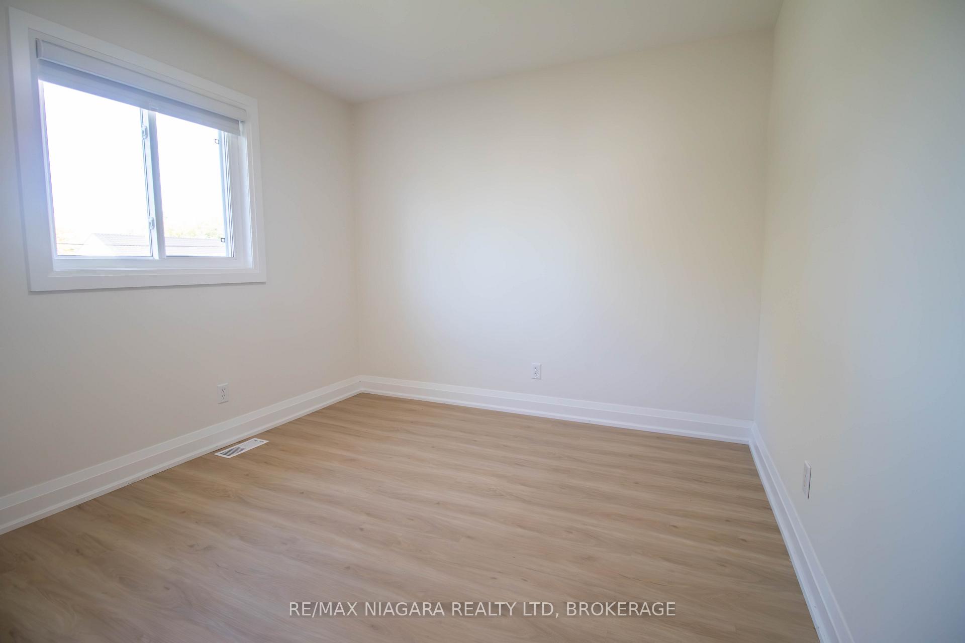 Photo 16 of 3 Klines Avenue, Welland, Broadway — HOMEH