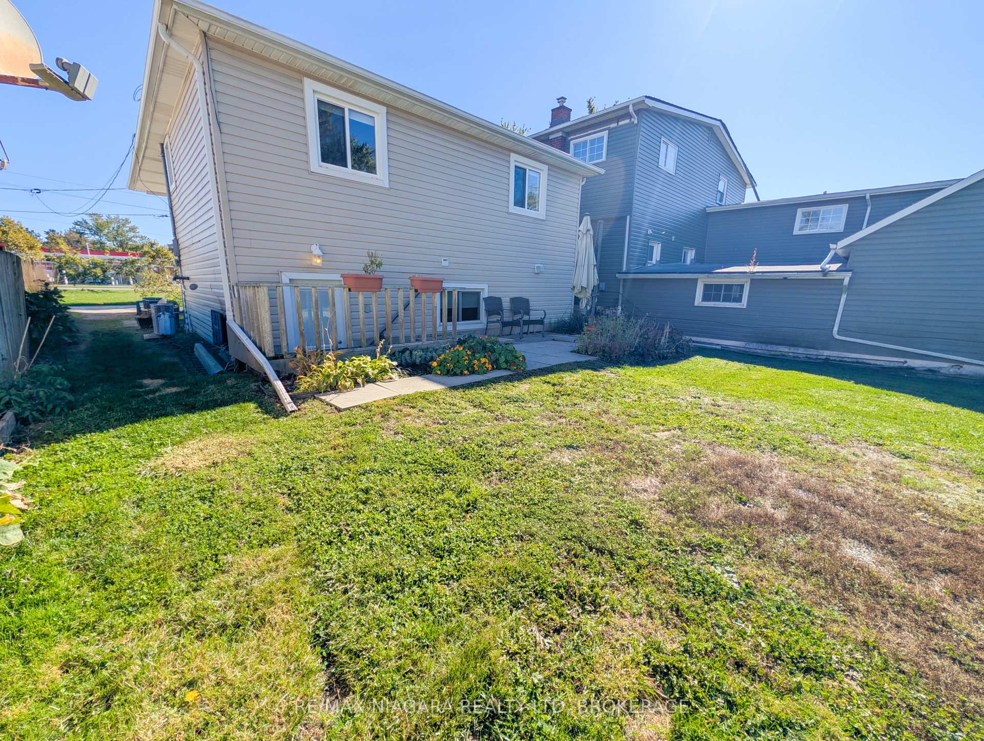 Photo 18 of 3 Klines Avenue, Welland, Broadway — HOMEH