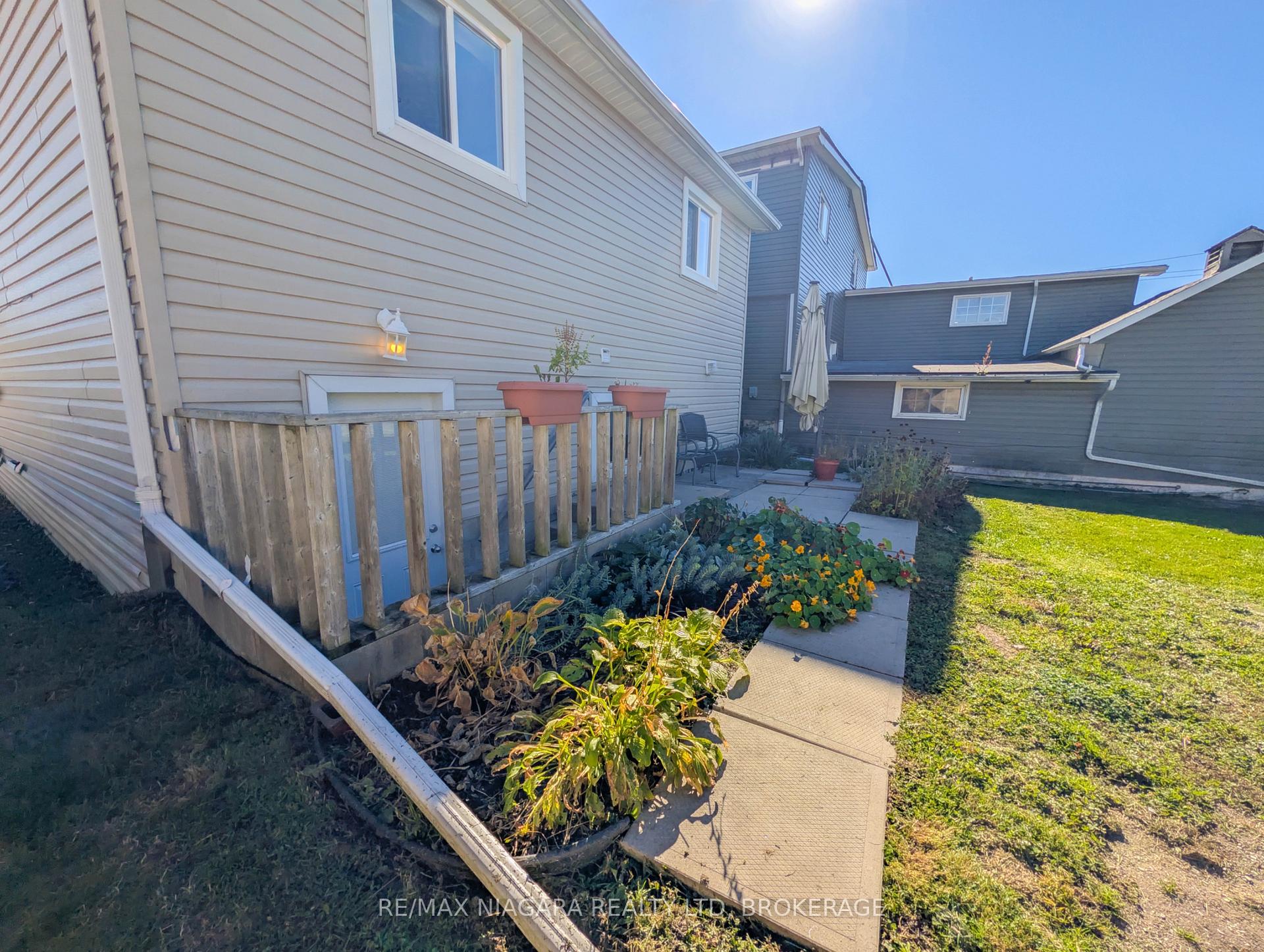 Photo 19 of 3 Klines Avenue, Welland, Broadway — HOMEH