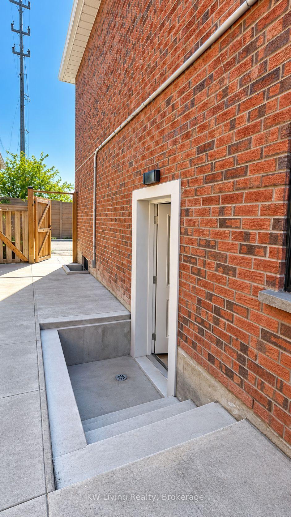 Photo 2 of 4361 Violet Road, Mississauga, East Credit — HOMEH