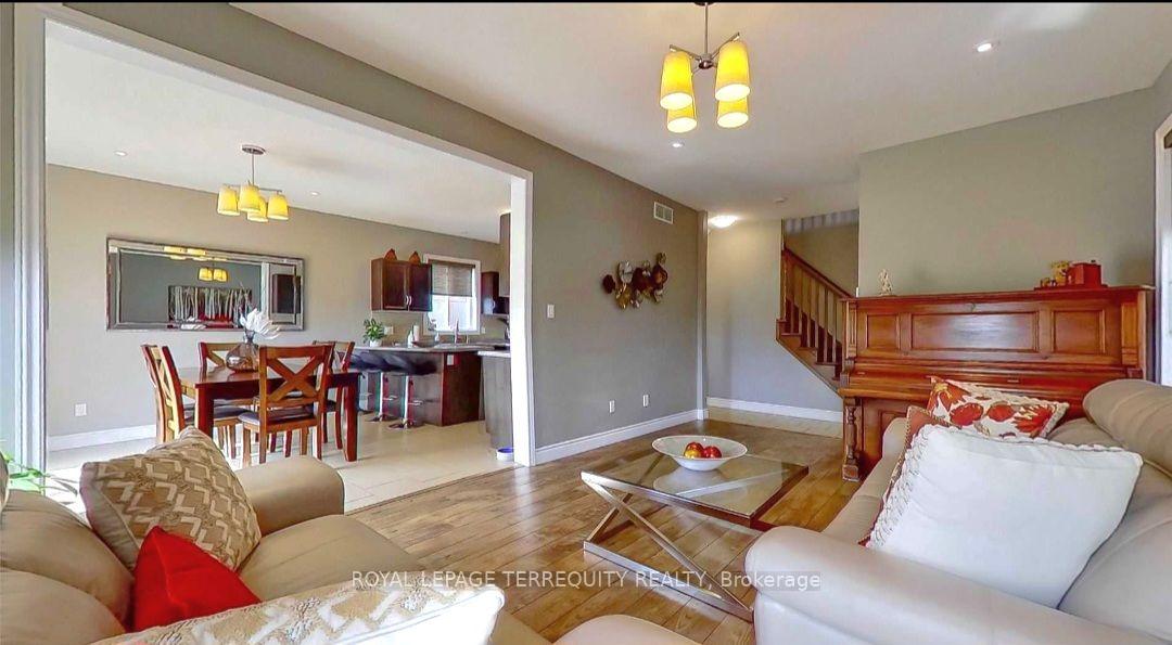 Photo 5 of 405 Westcroft Drive, Waterloo, Westvale — HOMEH