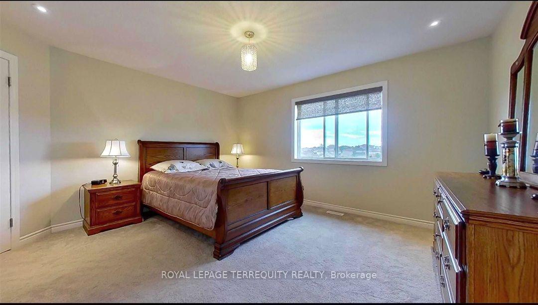 Photo 11 of 405 Westcroft Drive, Waterloo, Westvale — HOMEH
