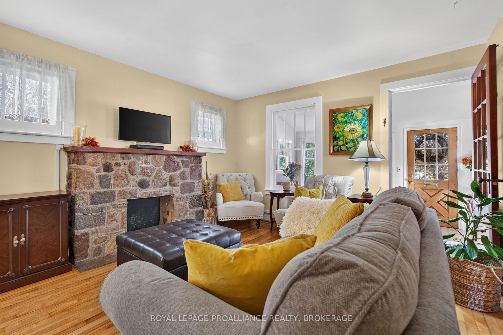 Photo 8 of 548 Division Street, Kingston, East of Sir John A. Blvd — HOMEH