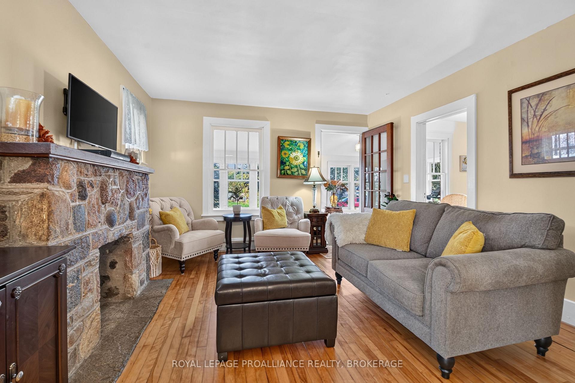 Photo 9 of 548 Division Street, Kingston, East of Sir John A. Blvd — HOMEH