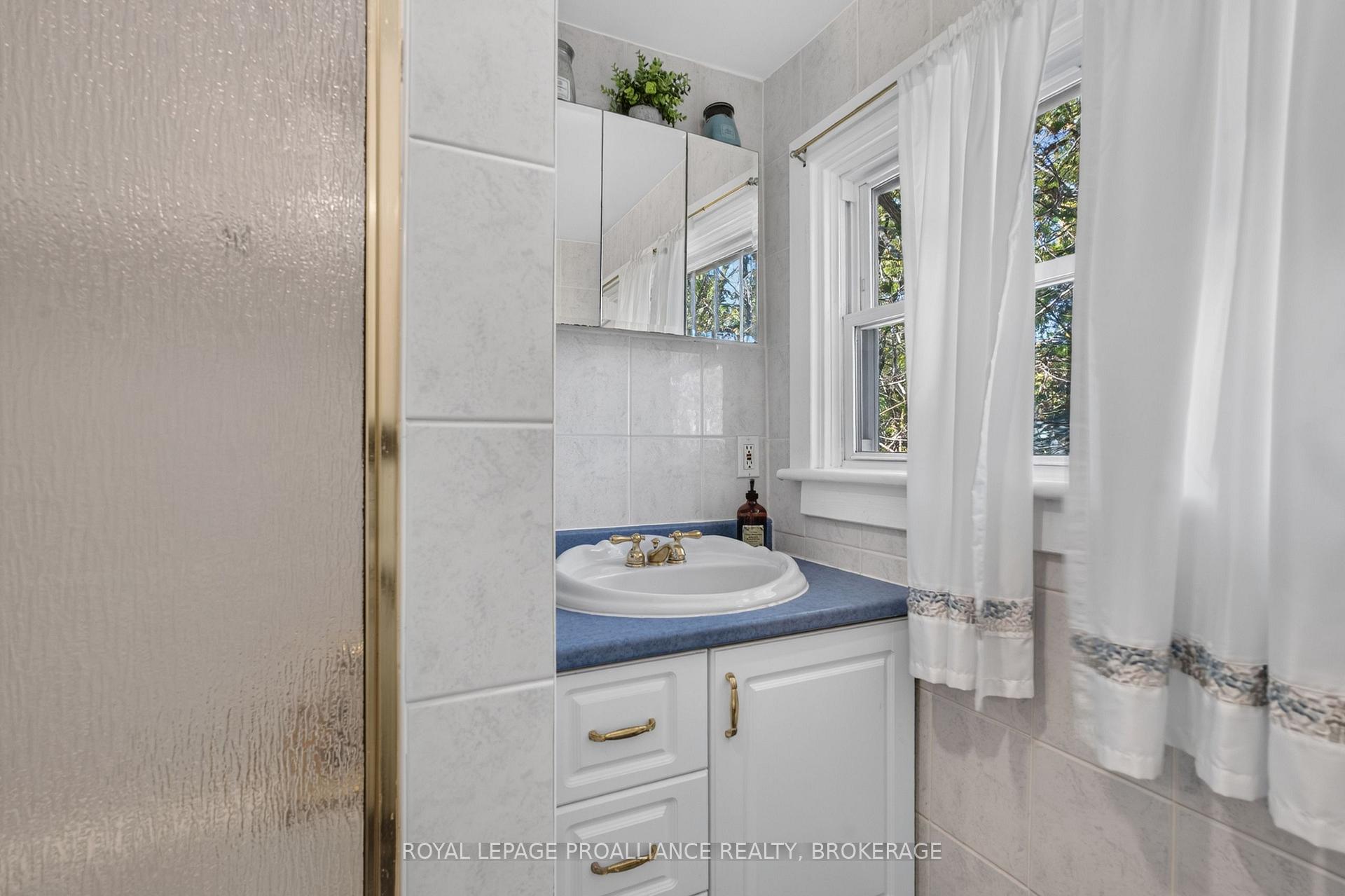 Photo 24 of 548 Division Street, Kingston, East of Sir John A. Blvd — HOMEH