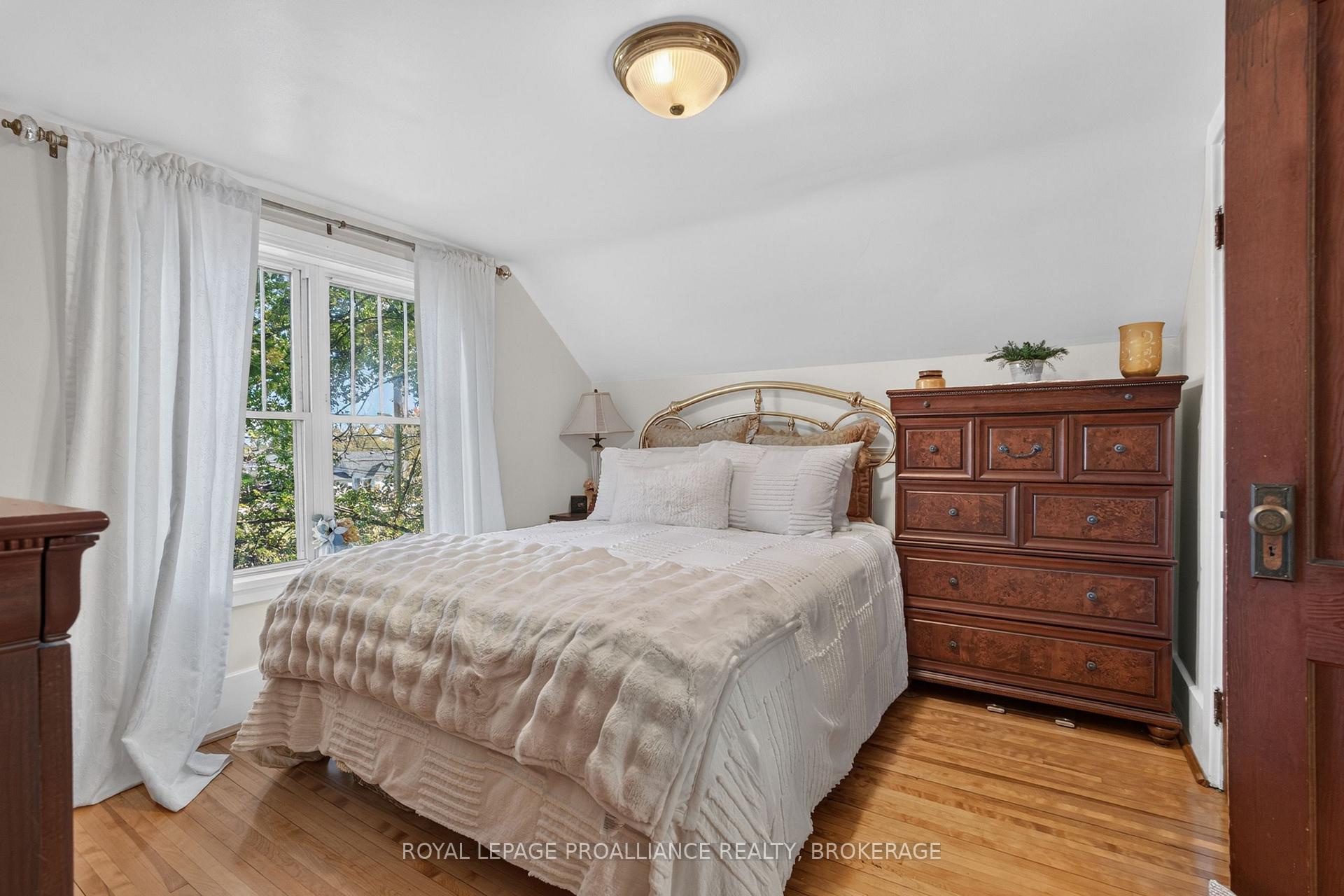 Photo 25 of 548 Division Street, Kingston, East of Sir John A. Blvd — HOMEH