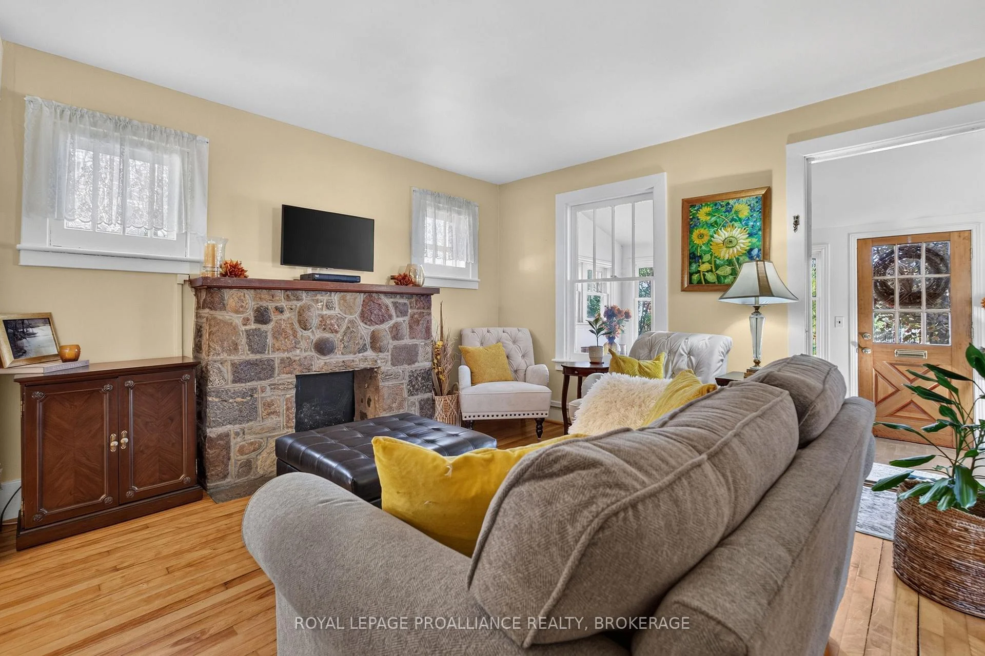 Photo 10 of 548 Division Street, Kingston, East of Sir John A. Blvd — HOMEH