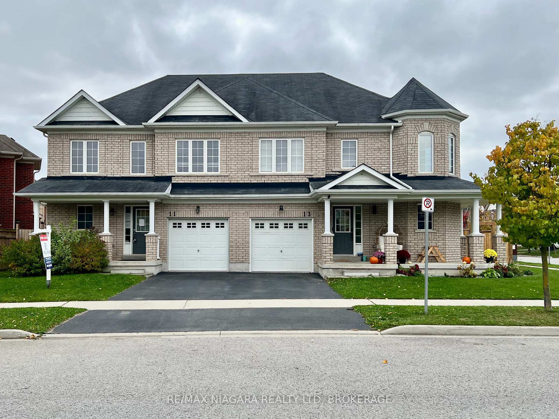 Photo 2 of 11 Keith Crescent, St. Catharines, Burleigh Hill — HOMEH