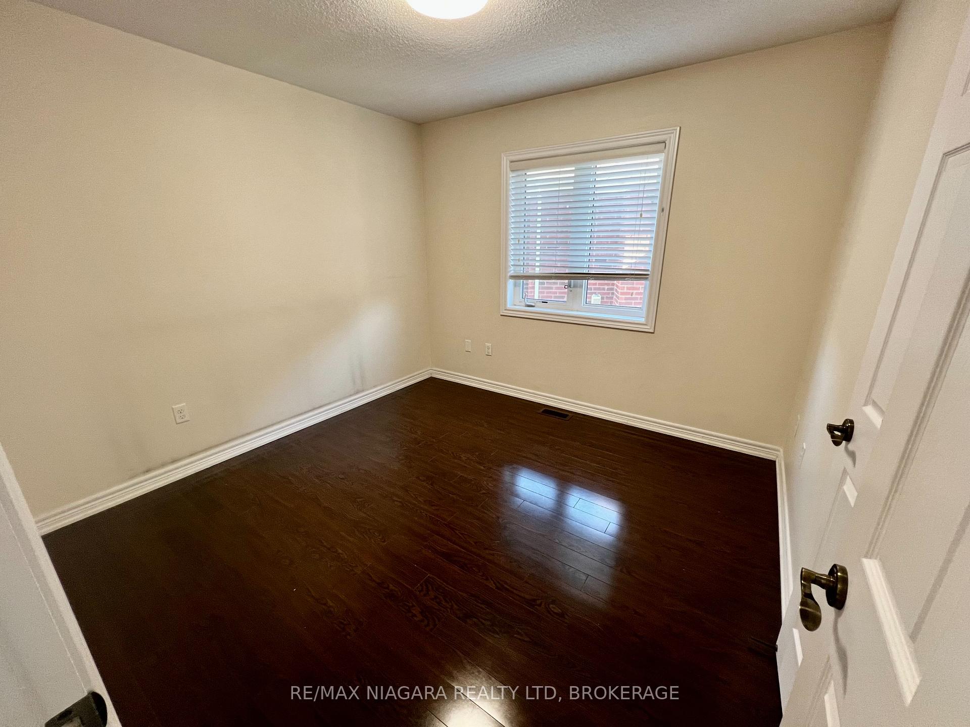 Photo 36 of 11 Keith Crescent, St. Catharines, Burleigh Hill — HOMEH