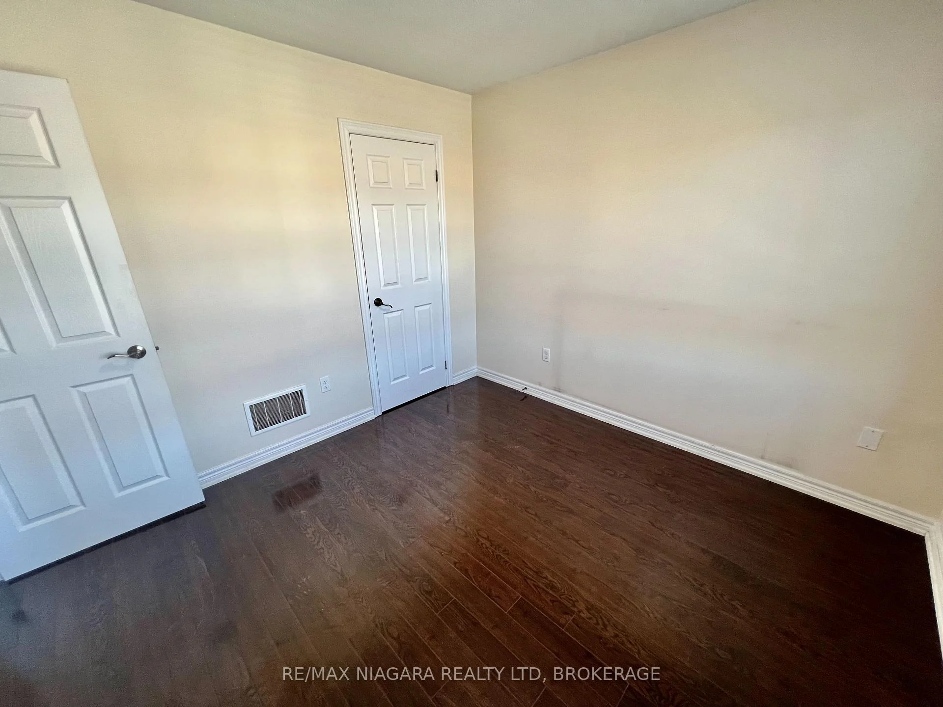 Photo 40 of 11 Keith Crescent, St. Catharines, Burleigh Hill — HOMEH