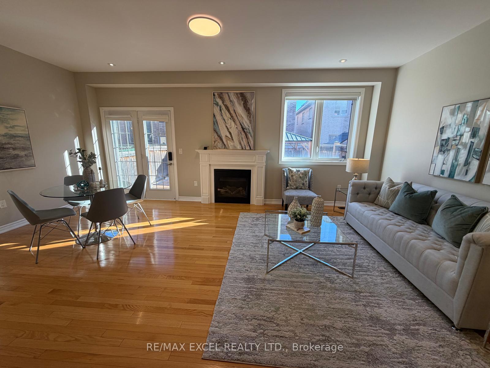 Photo 2 of 15 Zeng Cheng Drive, Markham, Victoria Square — HOMEH