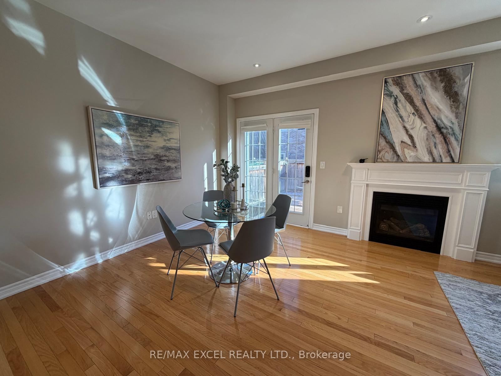 Photo 8 of 15 Zeng Cheng Drive, Markham, Victoria Square — HOMEH