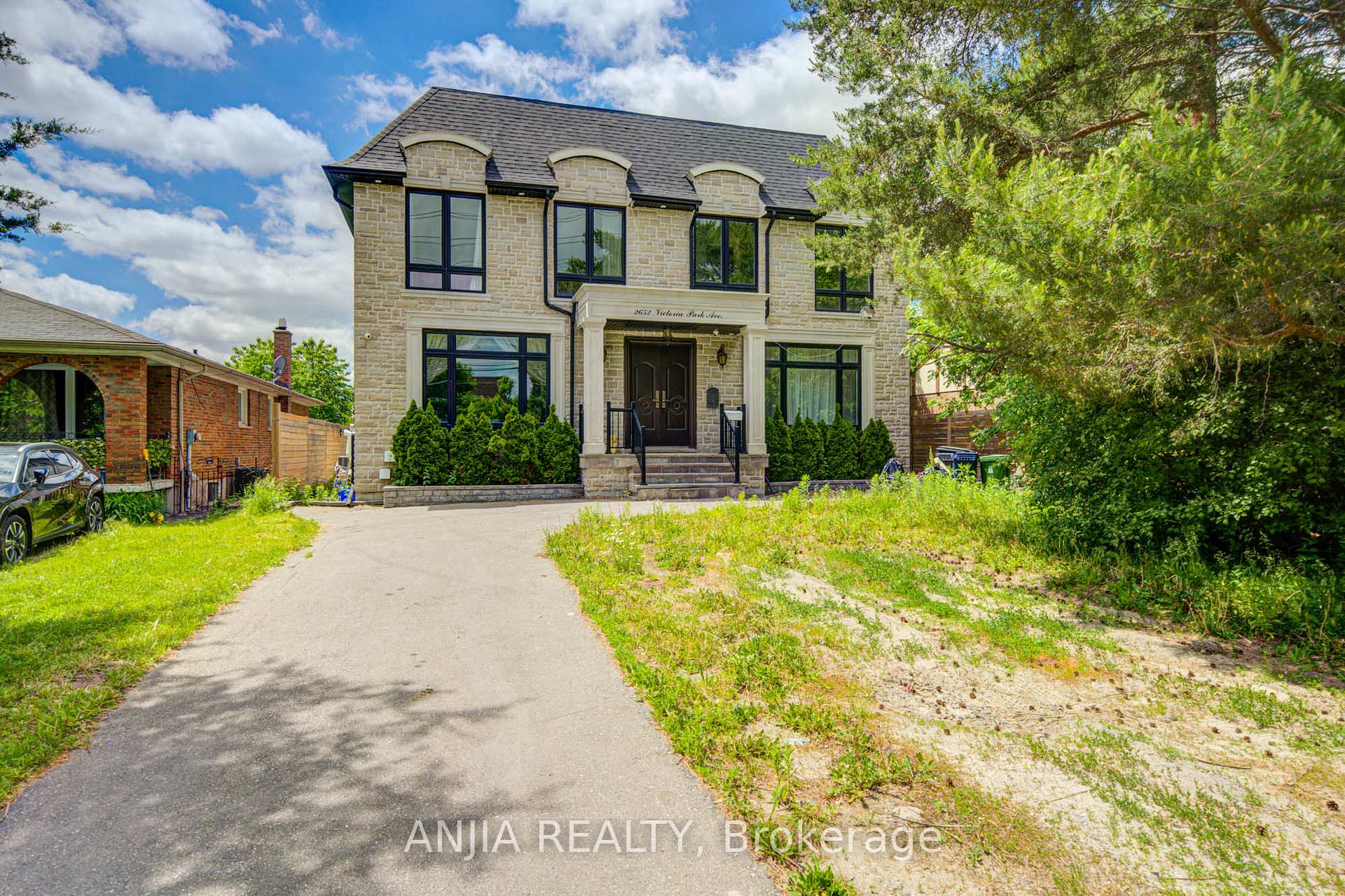 Photo of 2652 Victoria Park Avenue