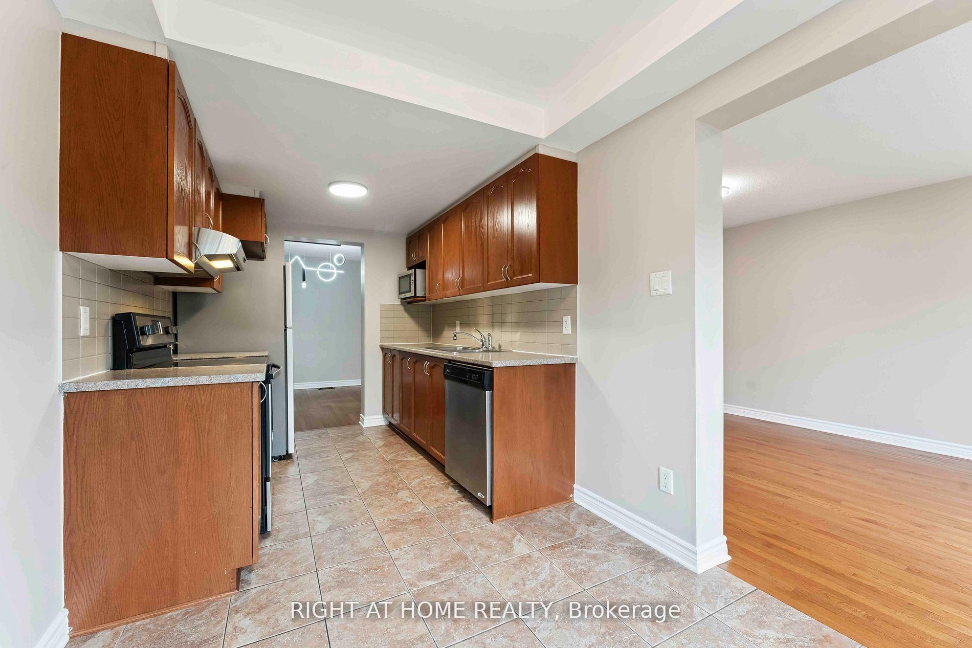 Photo 11 of 195 Mancini Way, Ottawa, Barrhaven - Strandherd — HOMEH