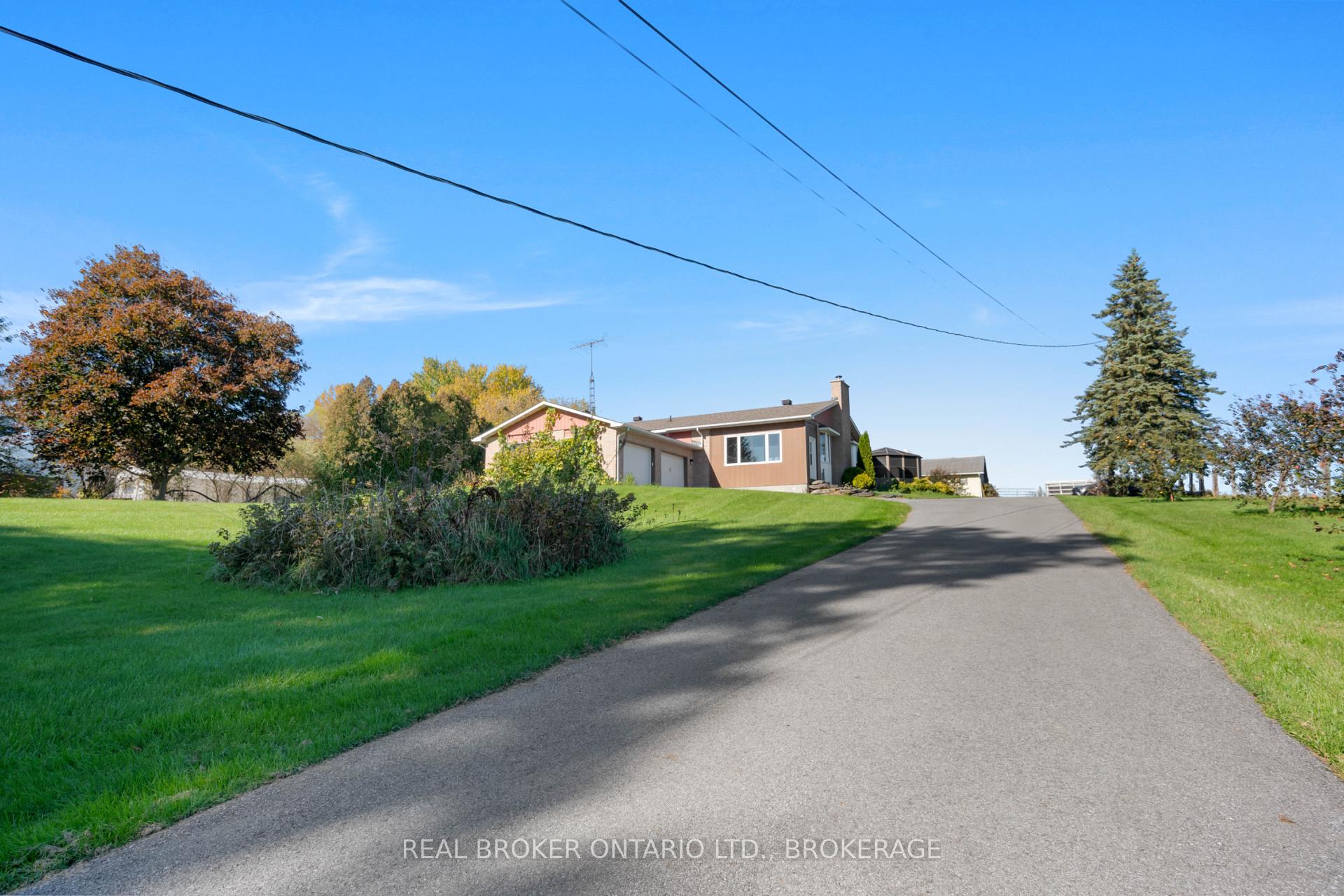 Photo 2 of 18749 Paragon Road, South Glengarry, South Glengarry (Charlottenburgh) Twp — HOMEH