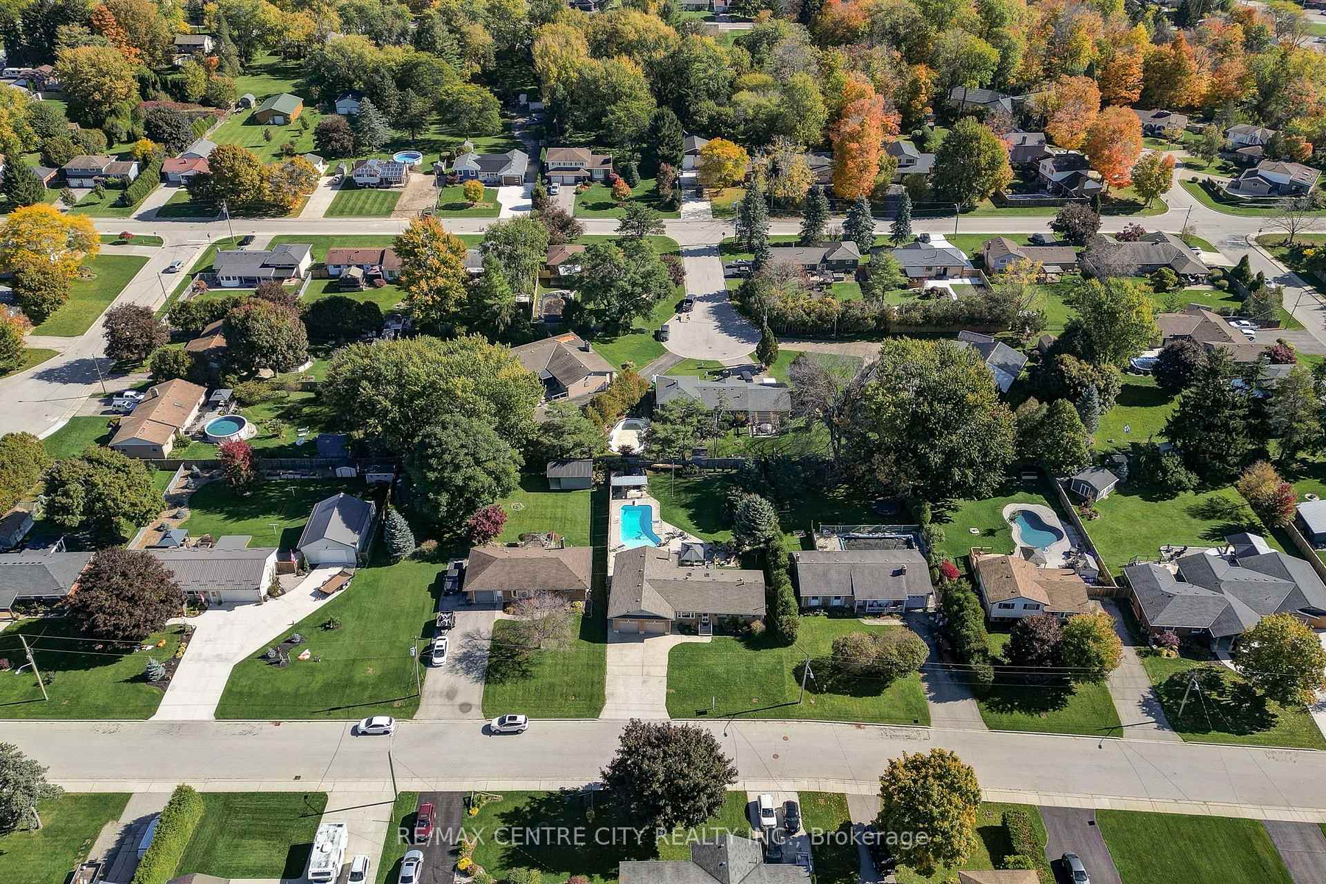 Photo 3 of 68 Lois Avenue, Central Elgin, Rural Central Elgin — HOMEH