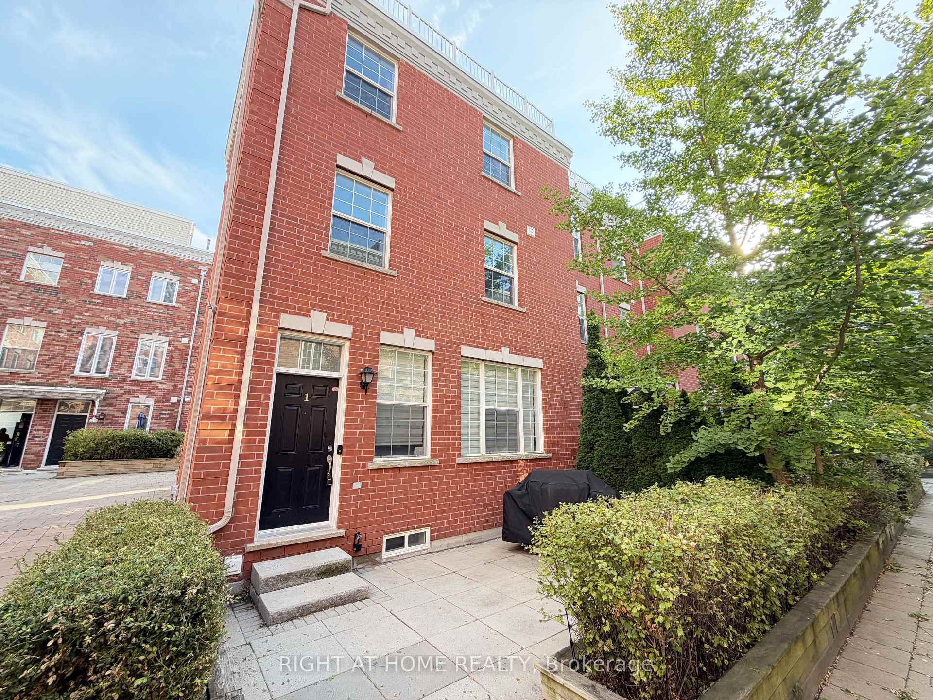 Photo 1 of 1 Fairhead Mews, Toronto, East End-Danforth — HOMEH
