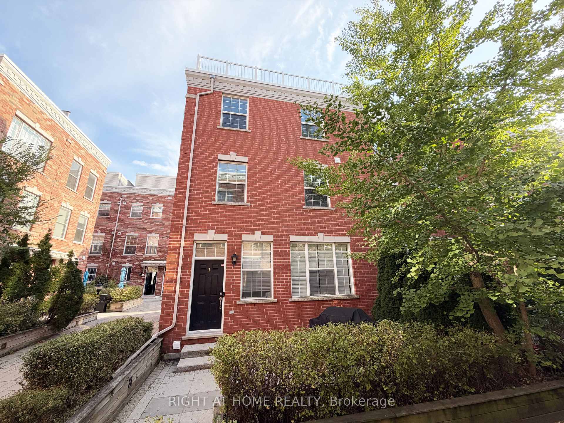Photo 2 of 1 Fairhead Mews, Toronto, East End-Danforth — HOMEH