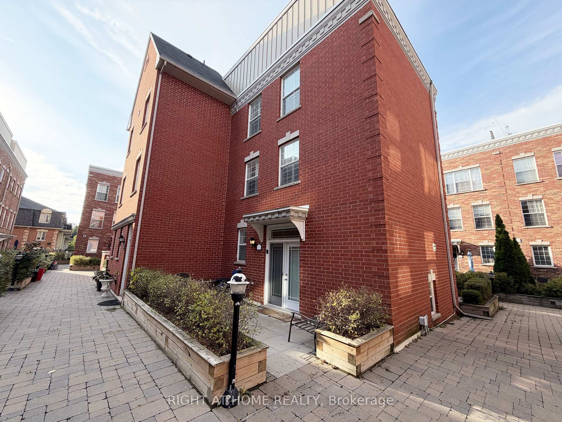 Photo 3 of 1 Fairhead Mews, Toronto, East End-Danforth — HOMEH