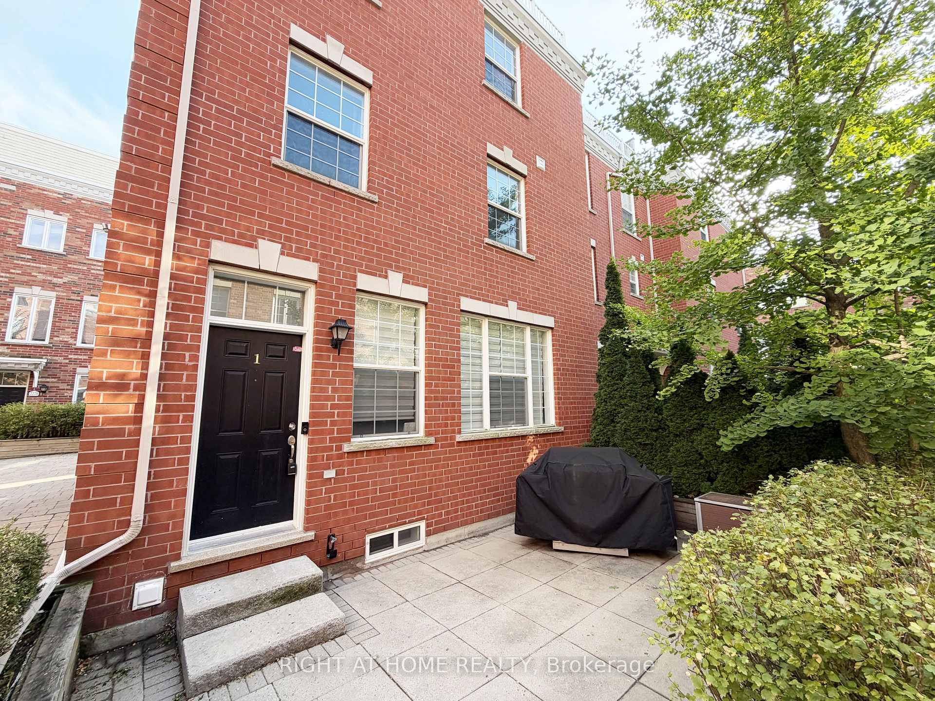Photo 4 of 1 Fairhead Mews, Toronto, East End-Danforth — HOMEH