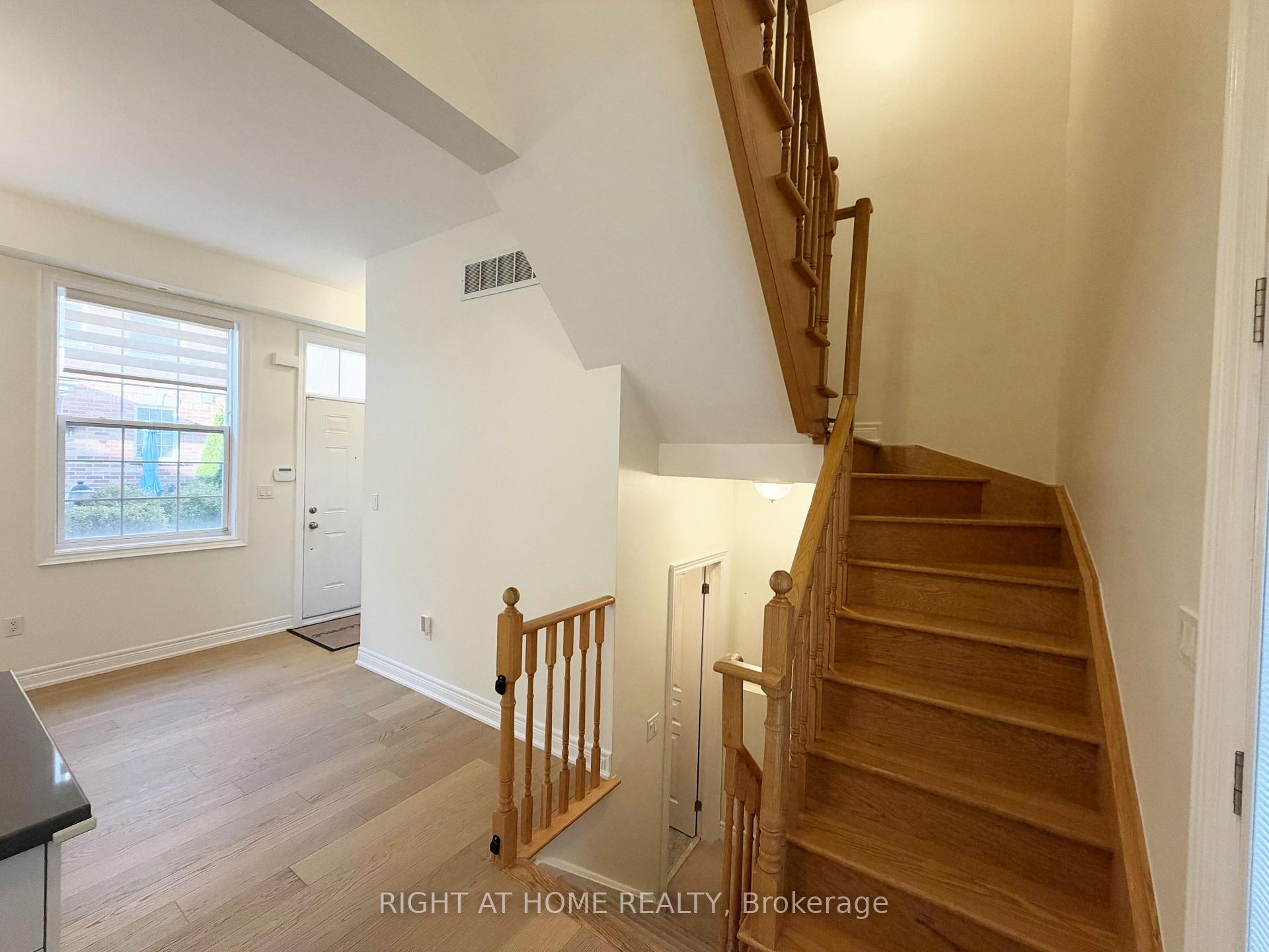 Photo 13 of 1 Fairhead Mews, Toronto, East End-Danforth — HOMEH
