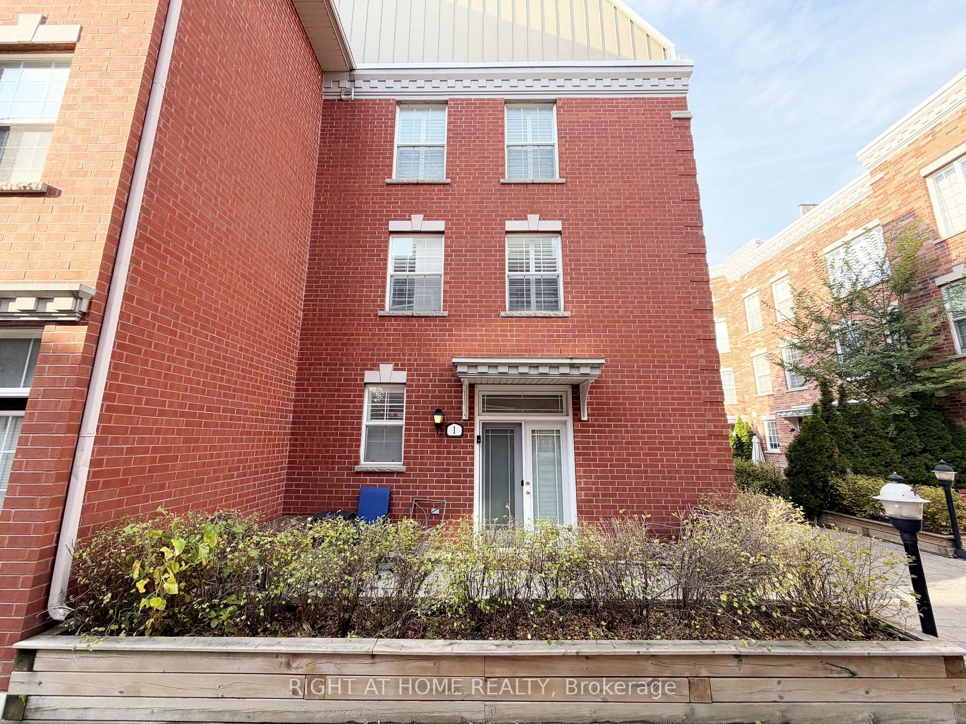 Photo 38 of 1 Fairhead Mews, Toronto, East End-Danforth — HOMEH