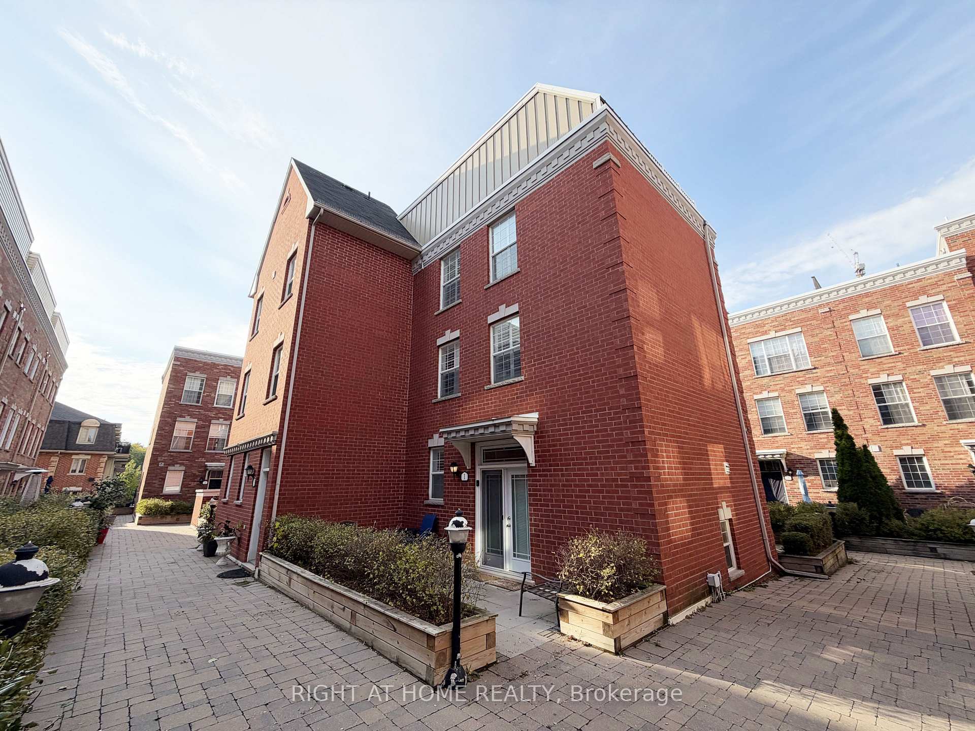 Photo 39 of 1 Fairhead Mews, Toronto, East End-Danforth — HOMEH