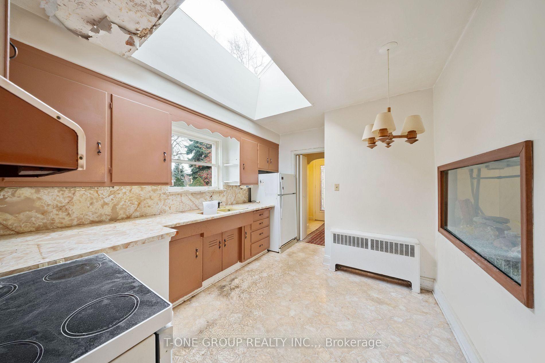 Photo 12 of 302 Spring Garden Avenue, North York, Willowdale East — HOMEH