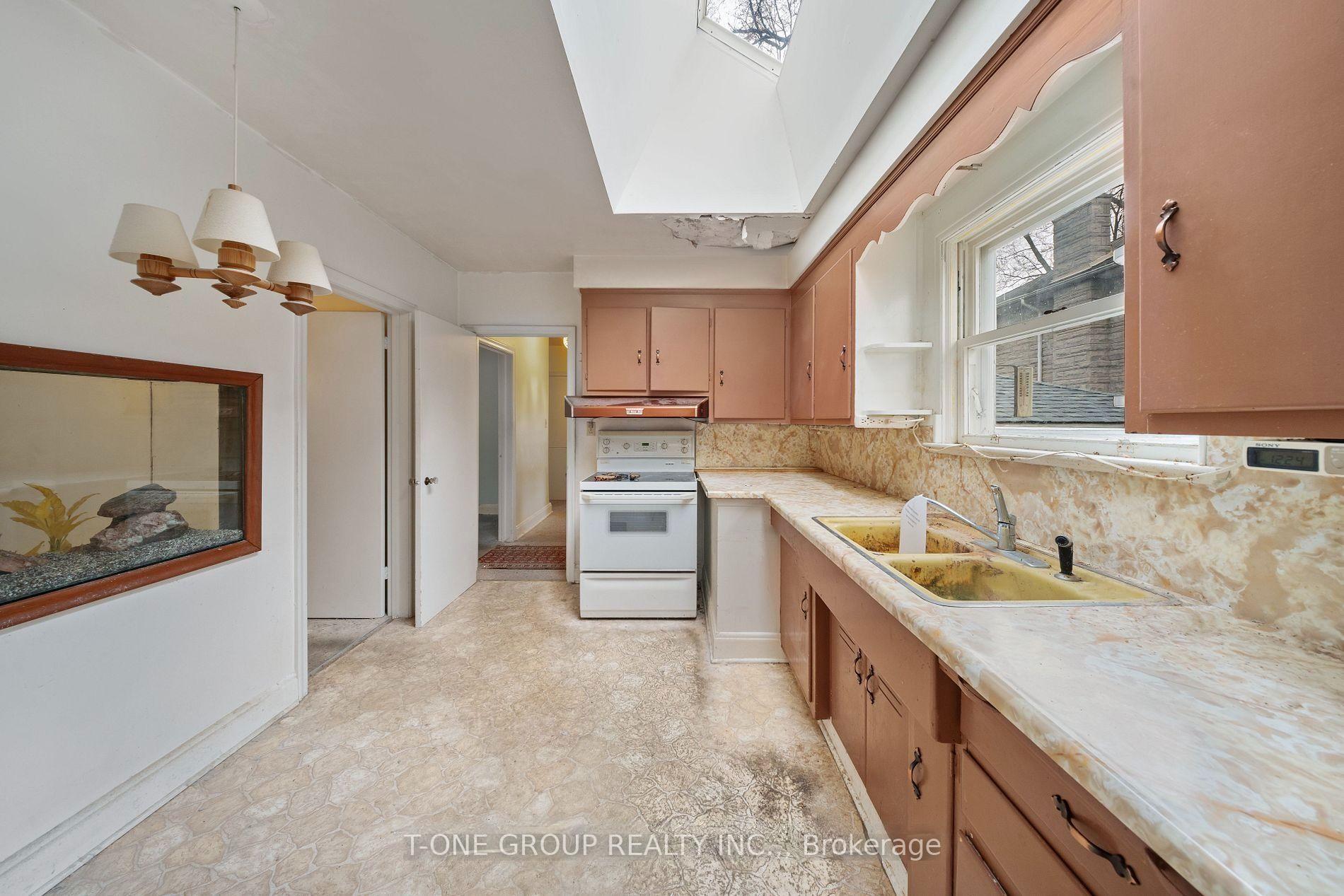 Photo 13 of 302 Spring Garden Avenue, North York, Willowdale East — HOMEH