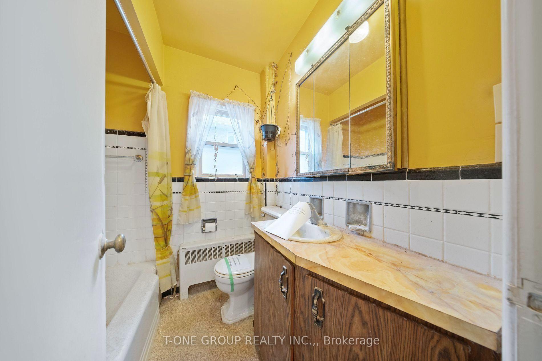 Photo 15 of 302 Spring Garden Avenue, North York, Willowdale East — HOMEH