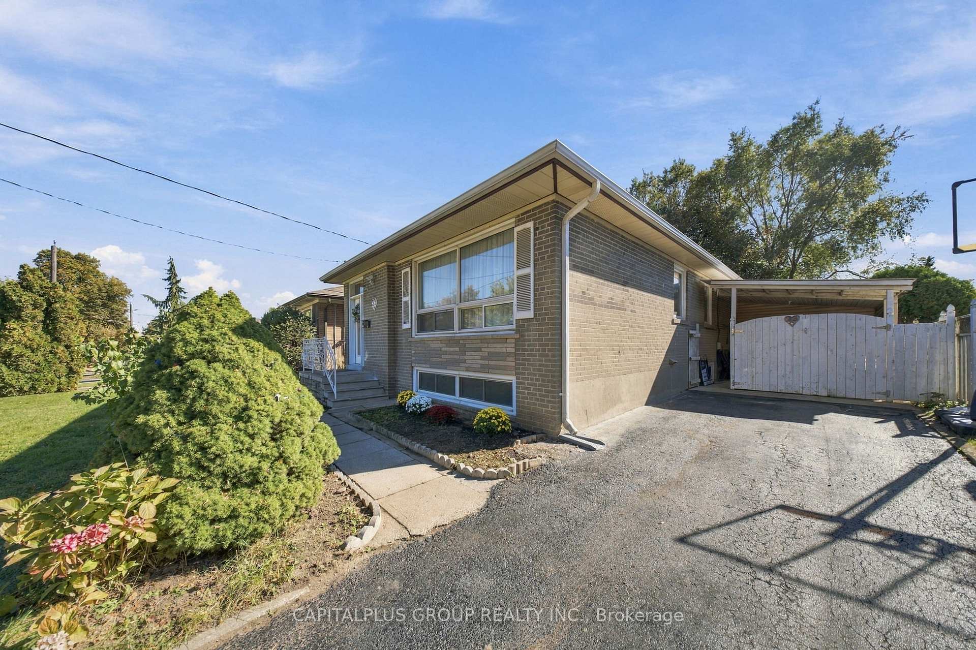 Photo 3 of 23 Gentian Drive, Etobicoke, Eringate-Centennial-West Deane — HOMEH
